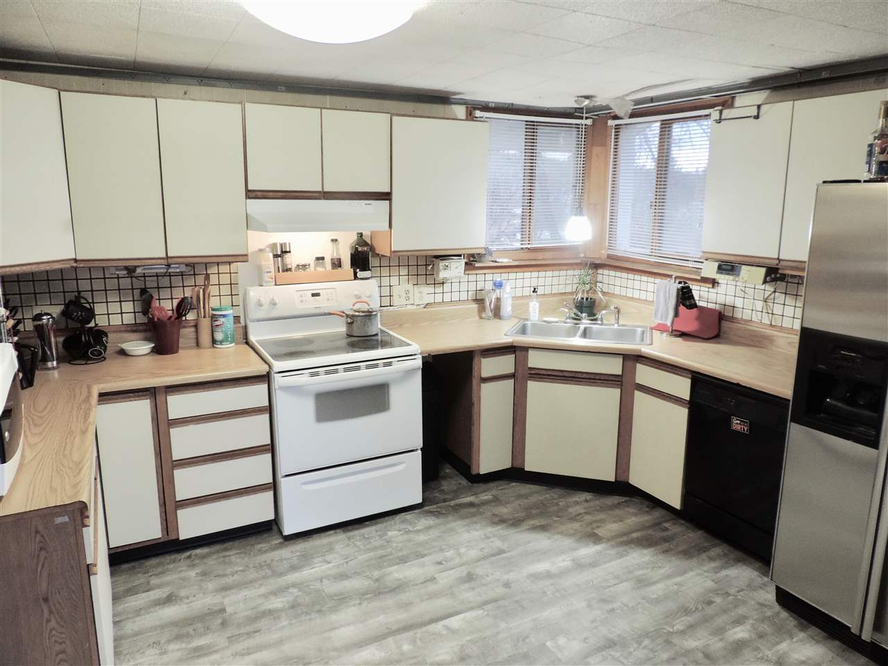 8702 E Valleyway Ave - Photo 2