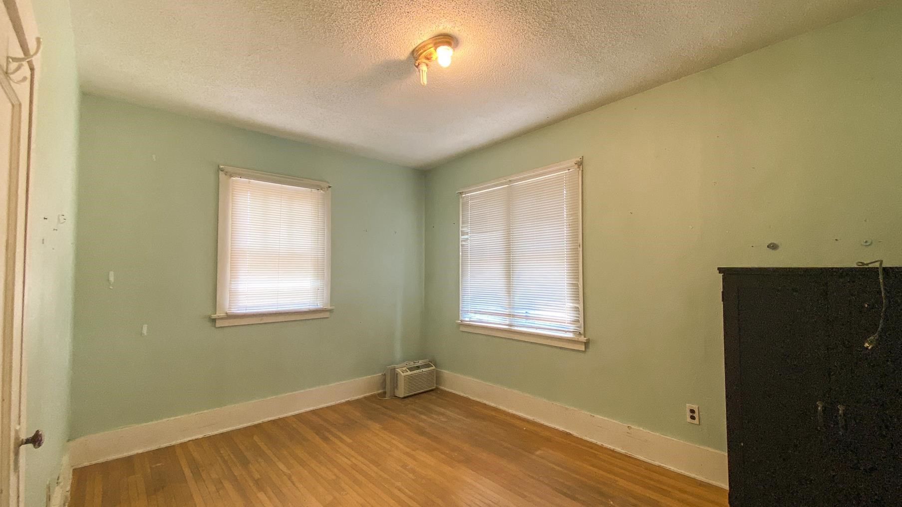 302 8th St - Photo 2