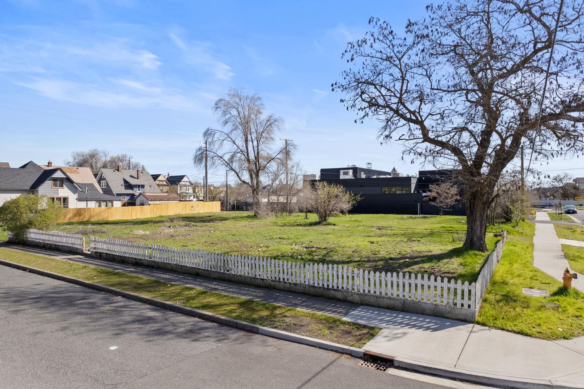 614 N Oak St - Photo 2