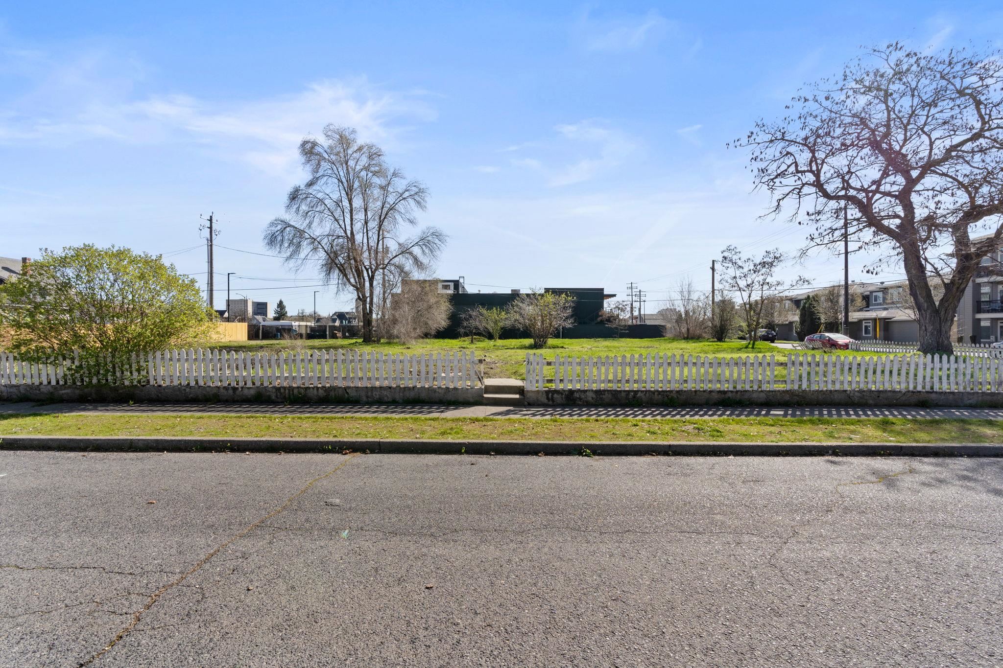 614 N Oak St - Photo 3