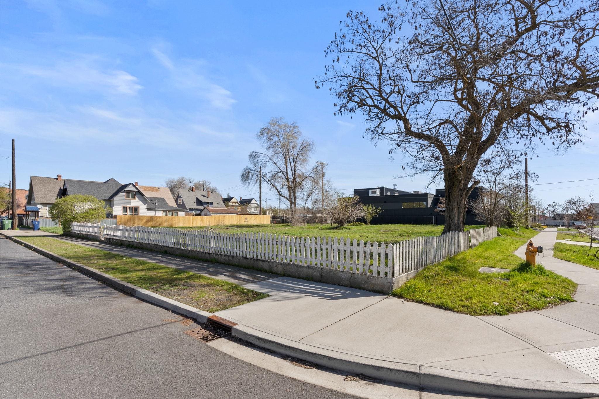 614 N Oak St - Photo 4