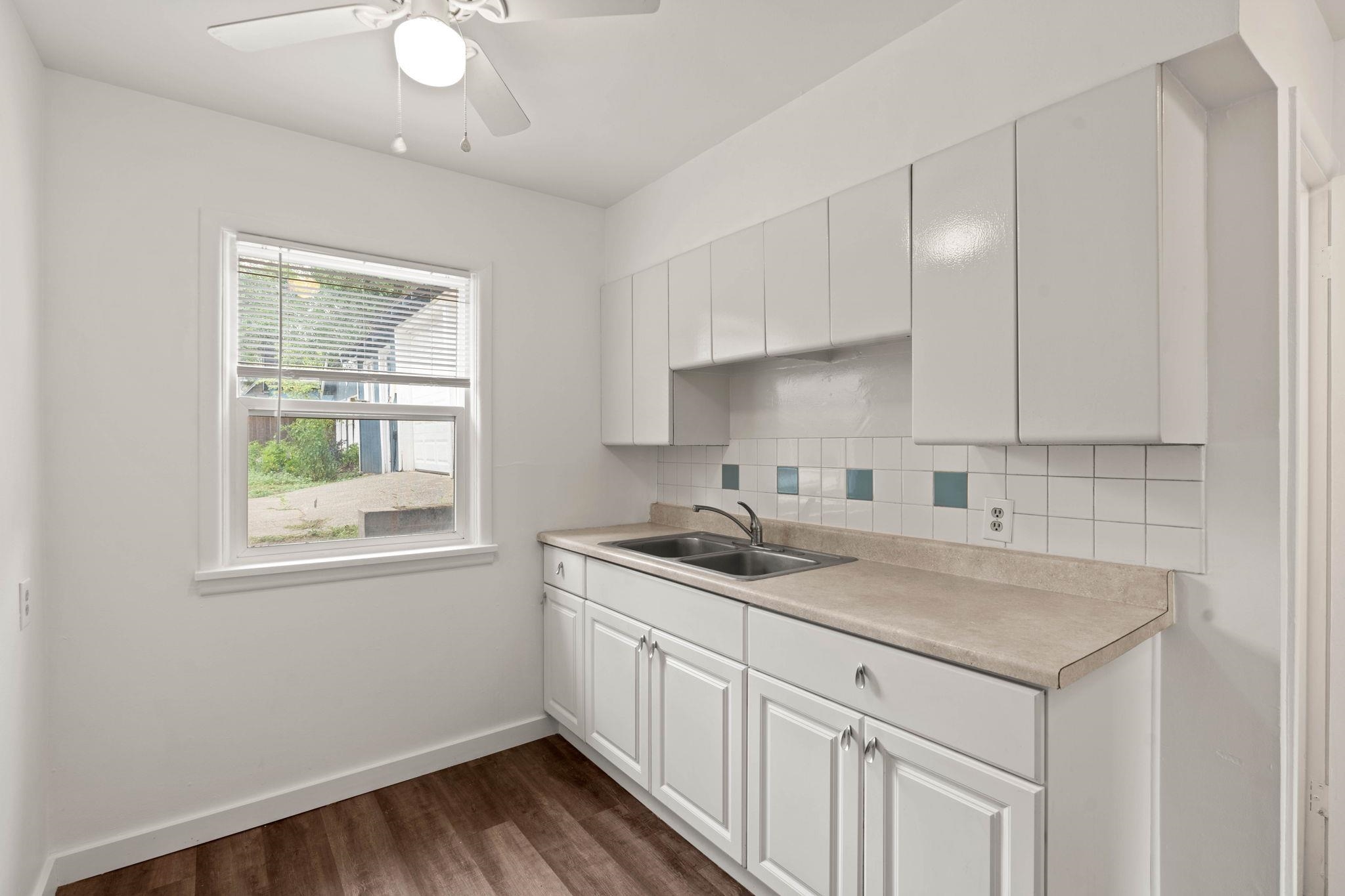 220 S Elm St - Photo 16