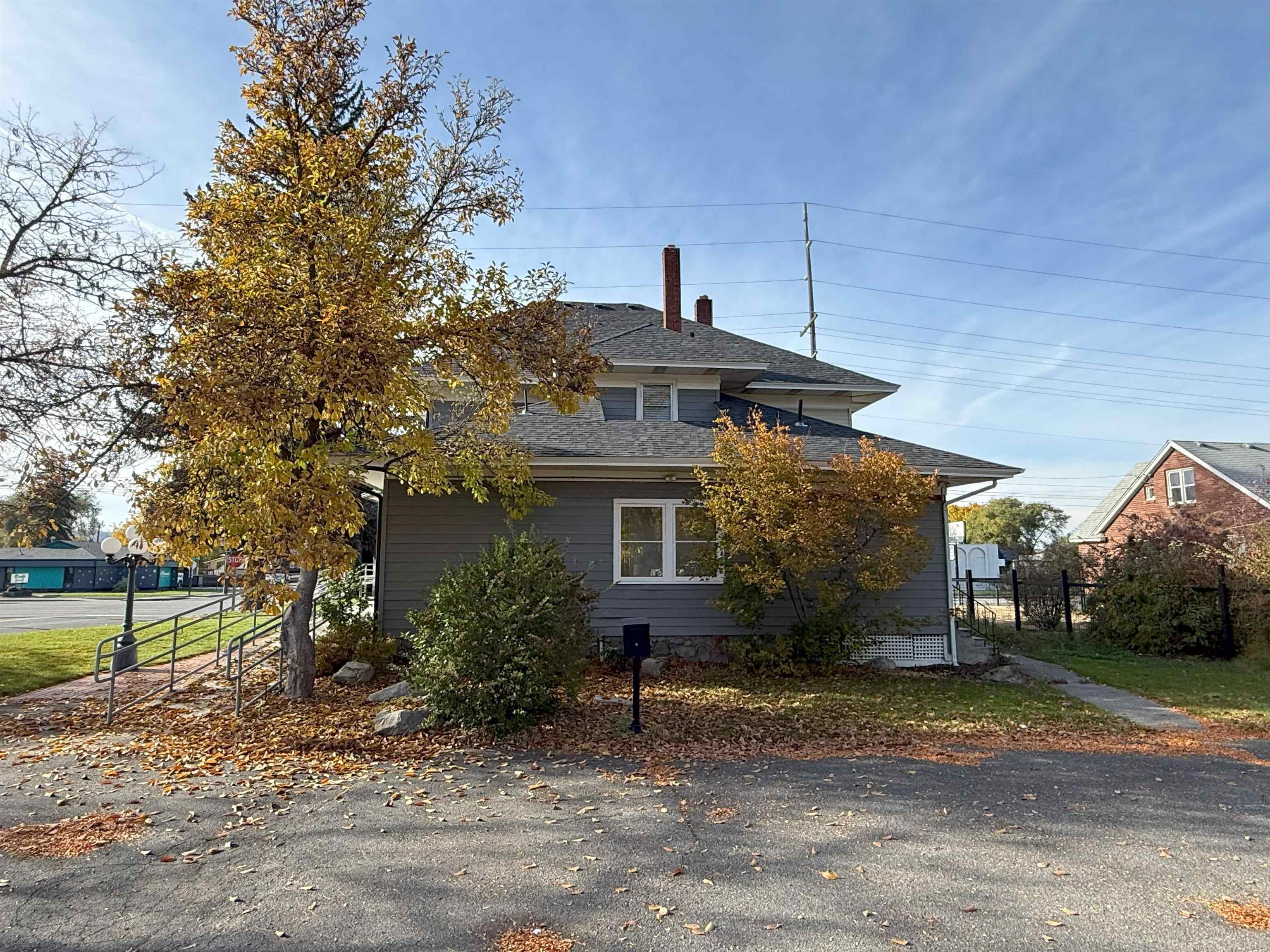 323 S Pines Rd - Photo 3