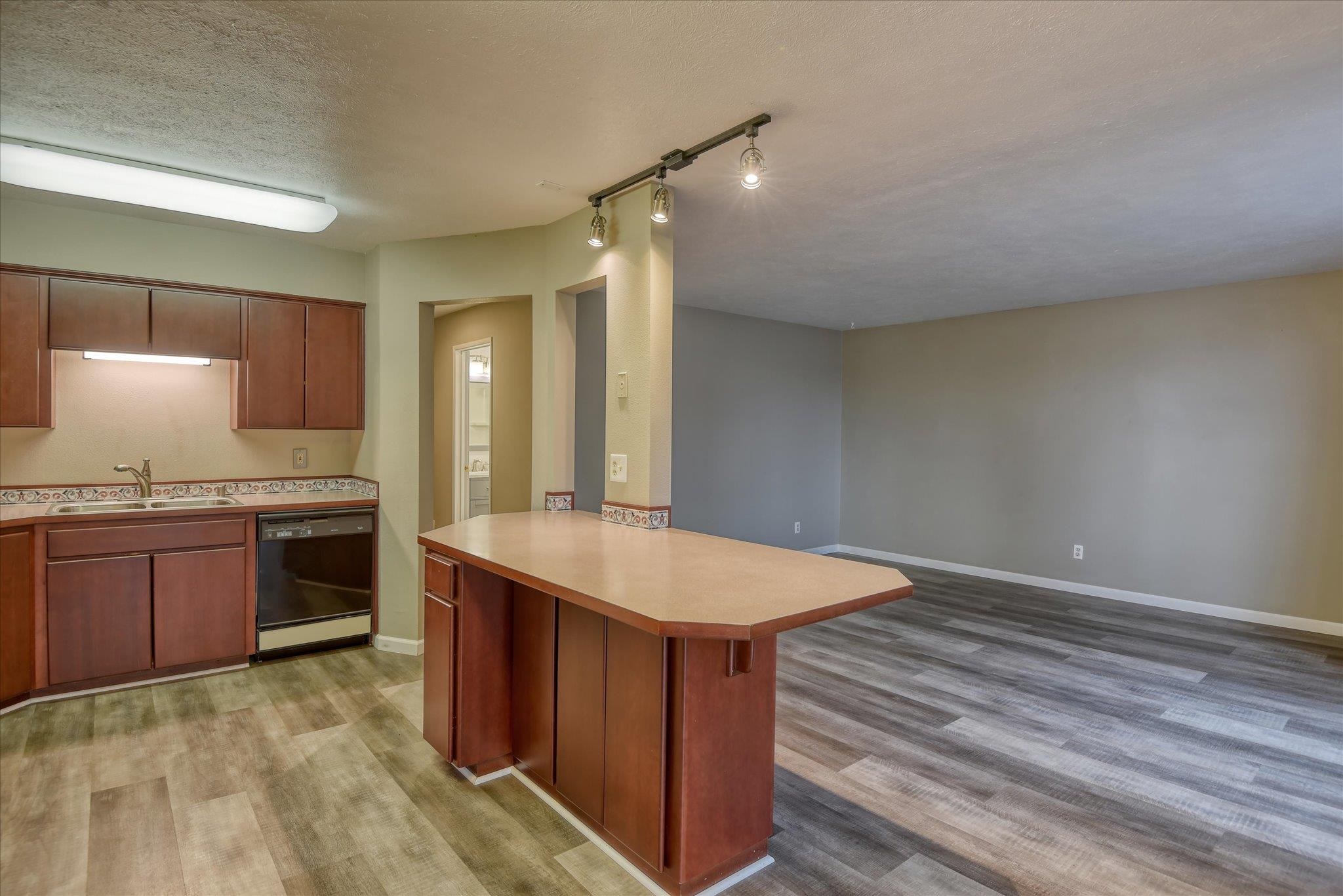 707 W 6TH Ave - Photo 15