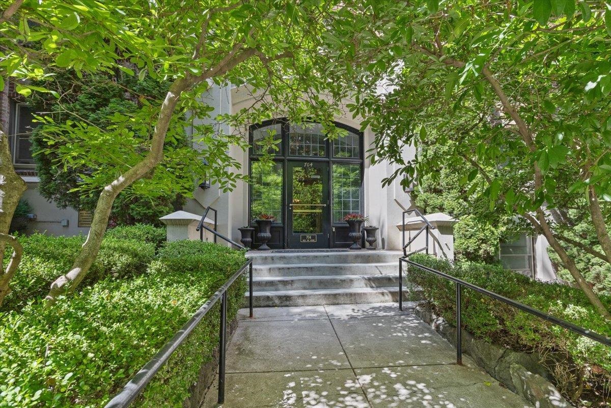 704 W 6th Ave - Photo 1