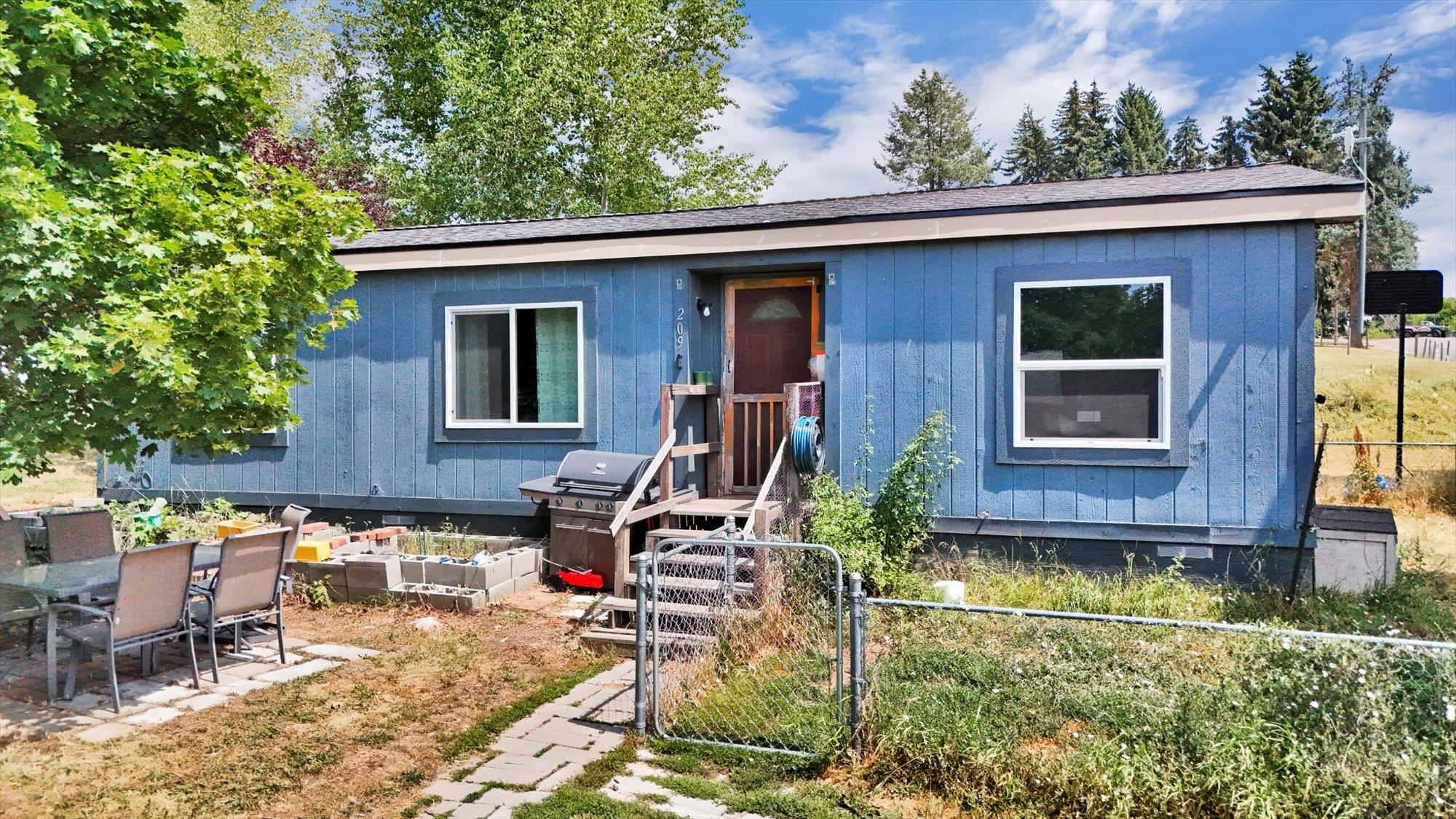 209 E Ticknor St - Photo 1