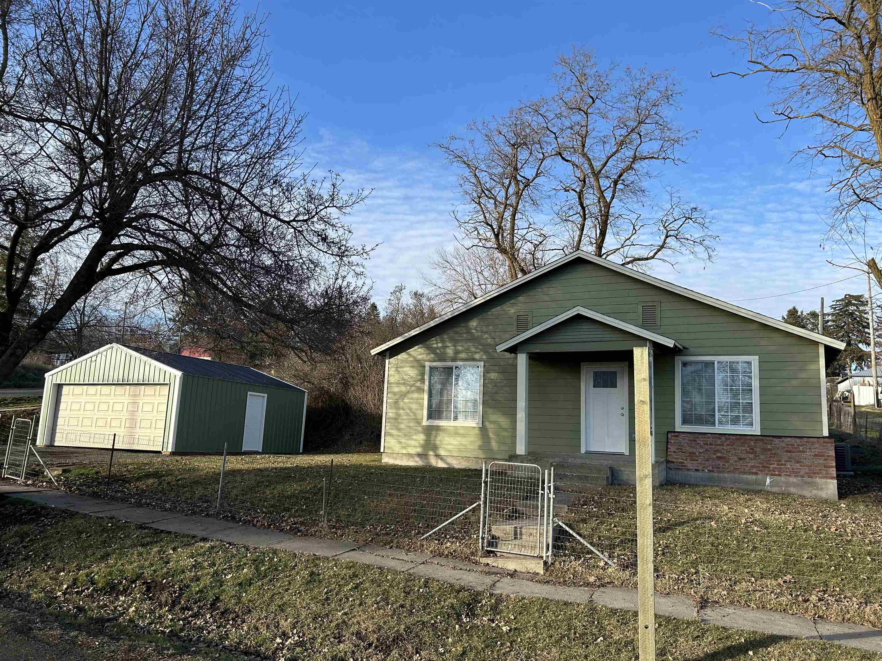 231 W Poplar St - Photo 2