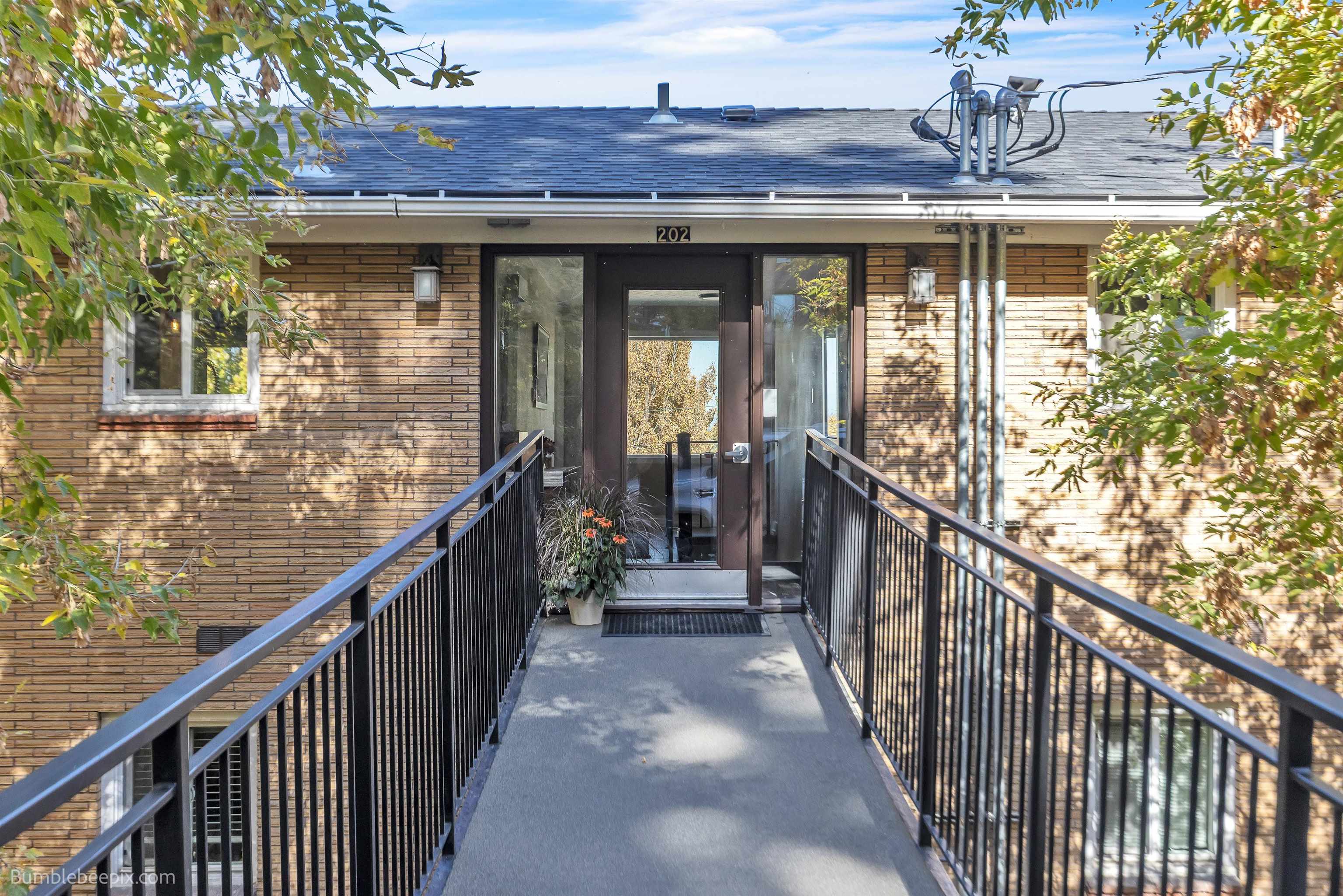 202 E Rockwood Blvd - Photo 1