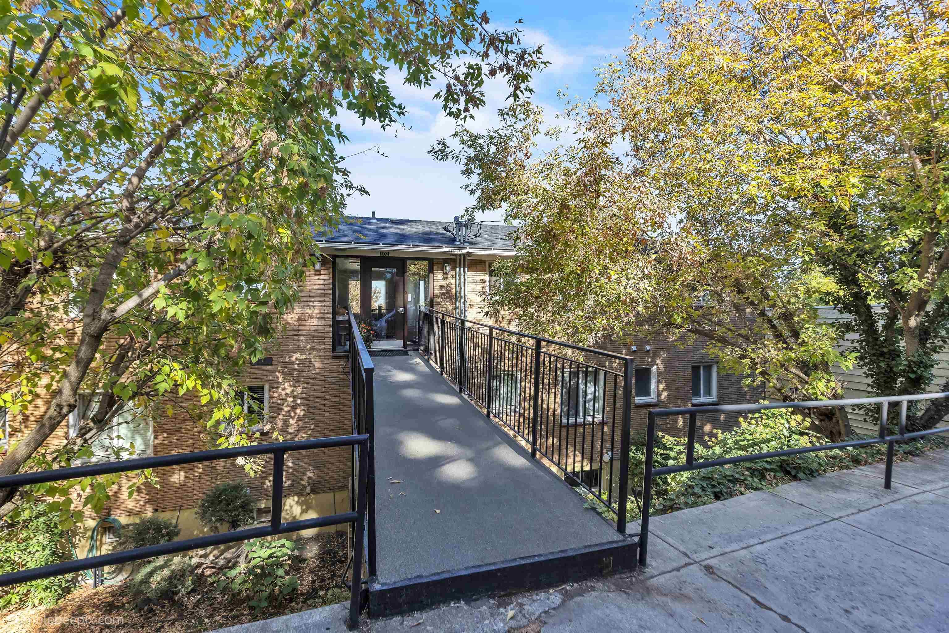 202 E Rockwood Blvd - Photo 2