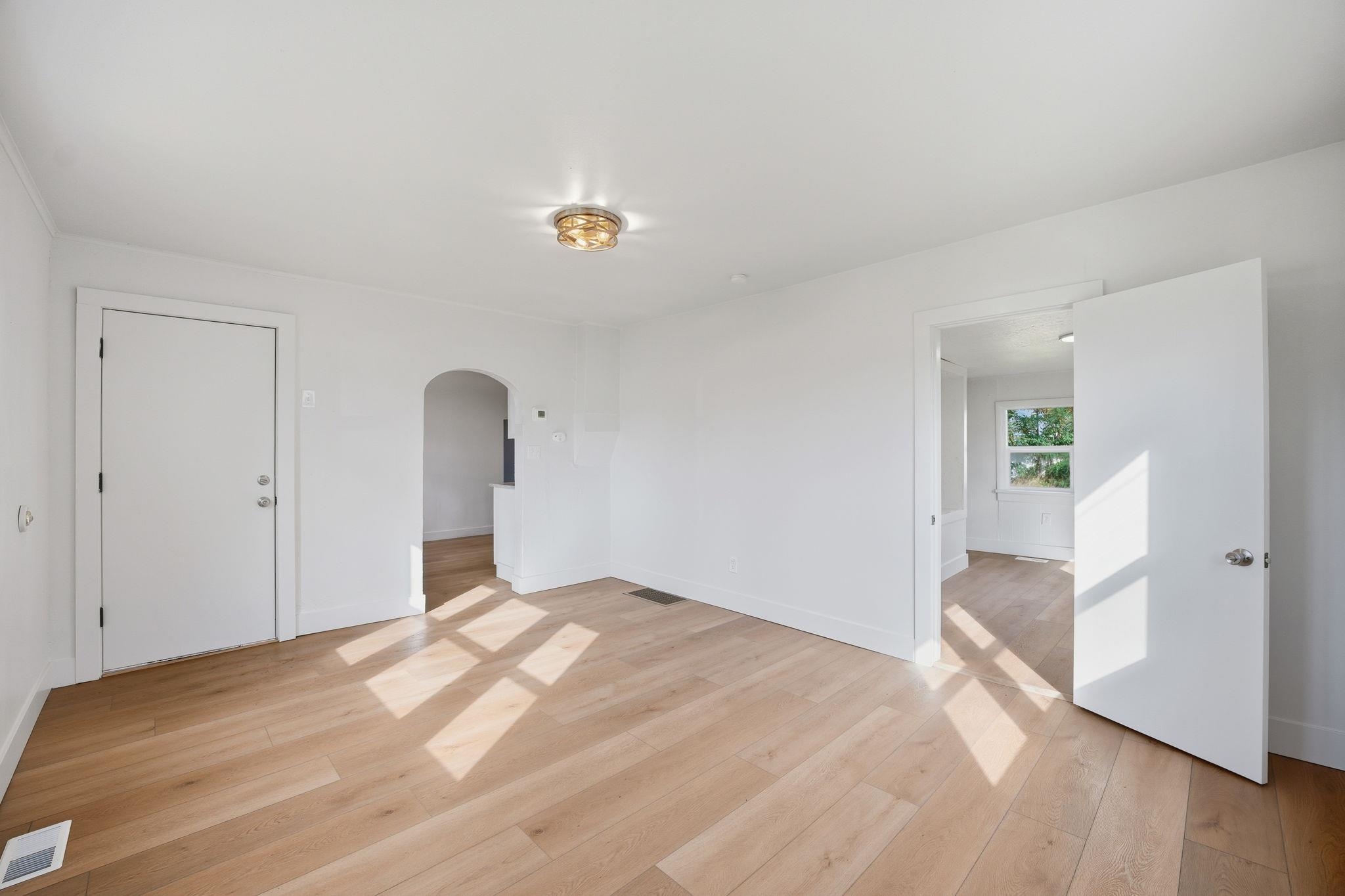 923 E Courtland Ave - Photo 2
