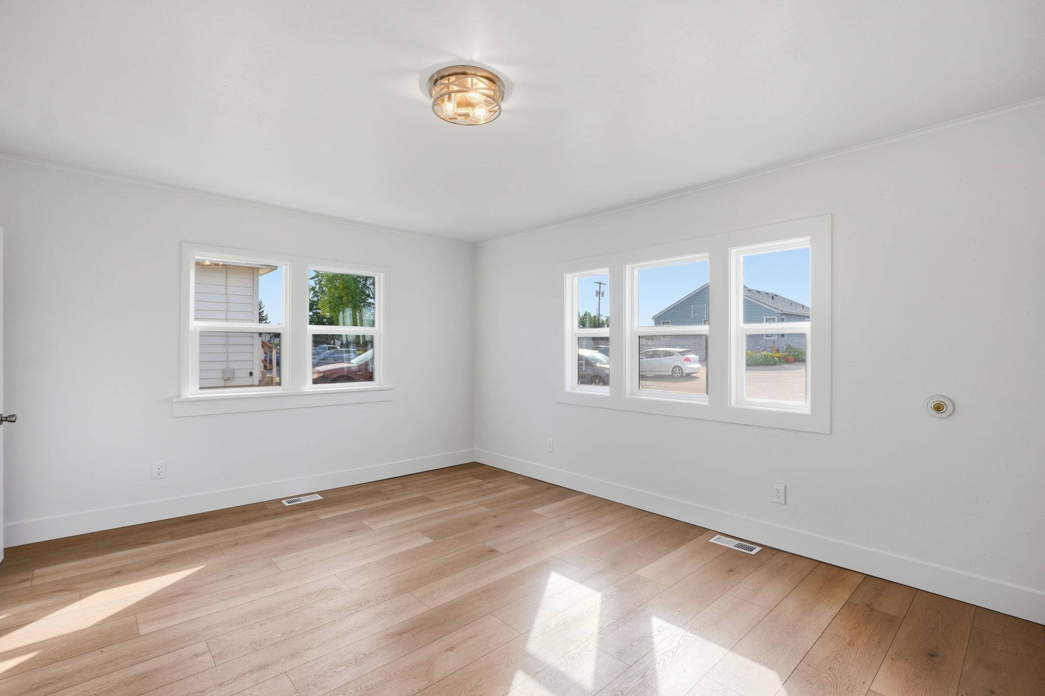 923 E Courtland Ave - Photo 4