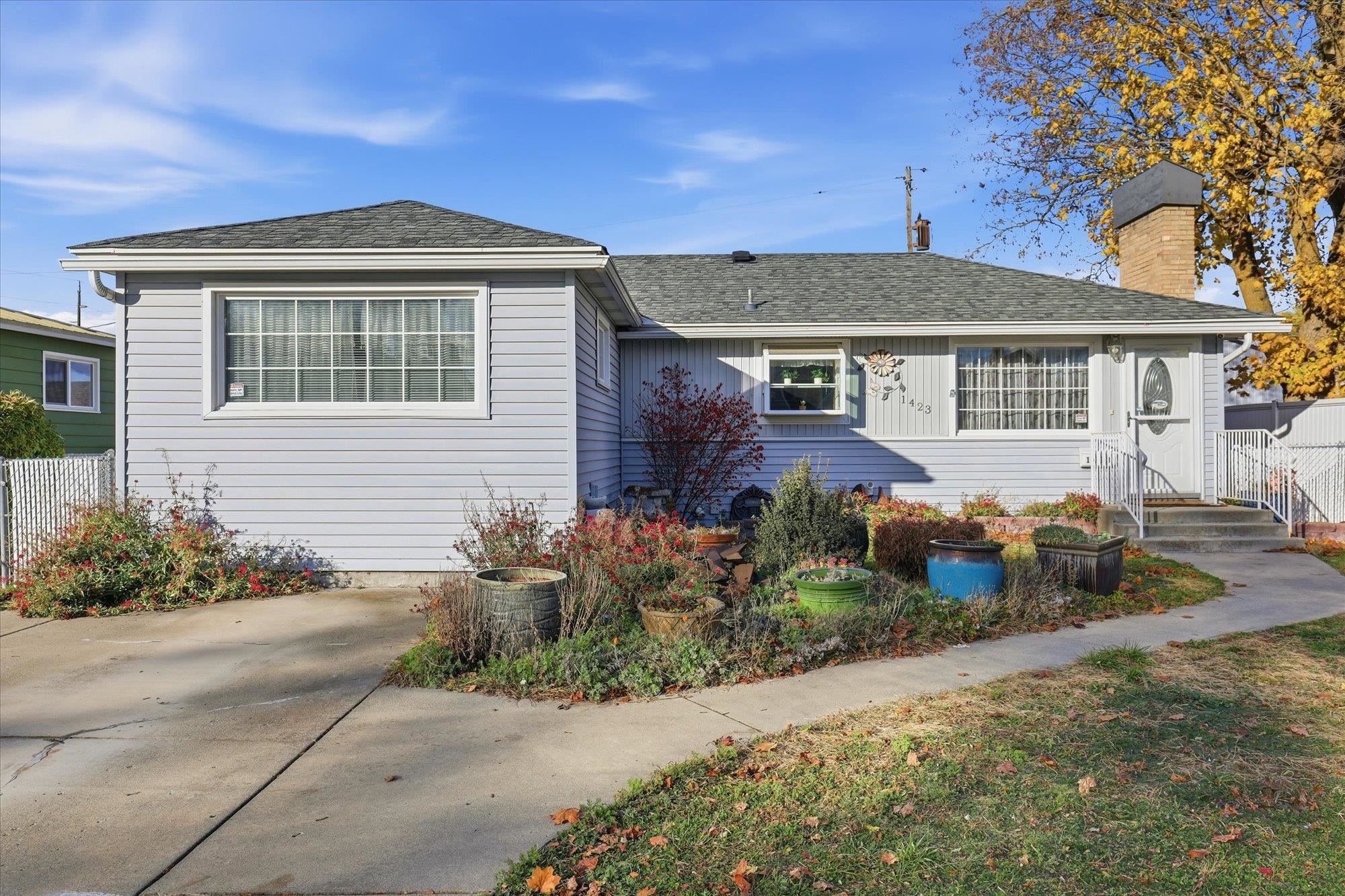 1423 E LACROSSE Ave - Photo 1