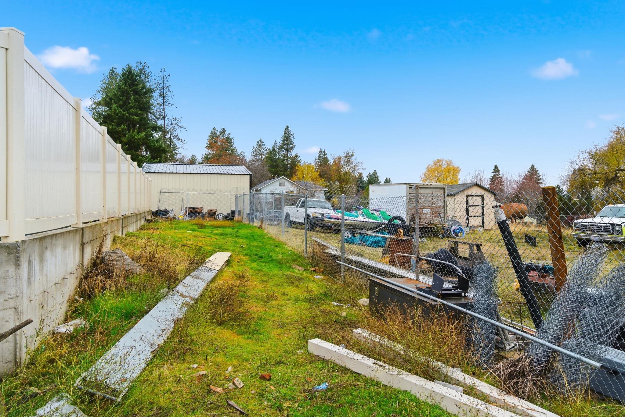 10413/10415 E 8th Ave - Photo 30
