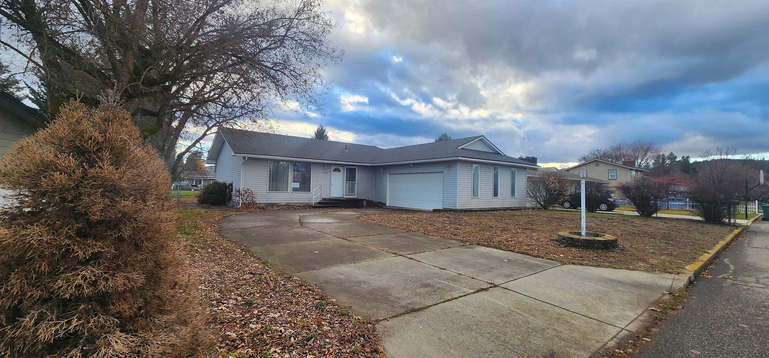 11718 E 31st Ave - Photo 1