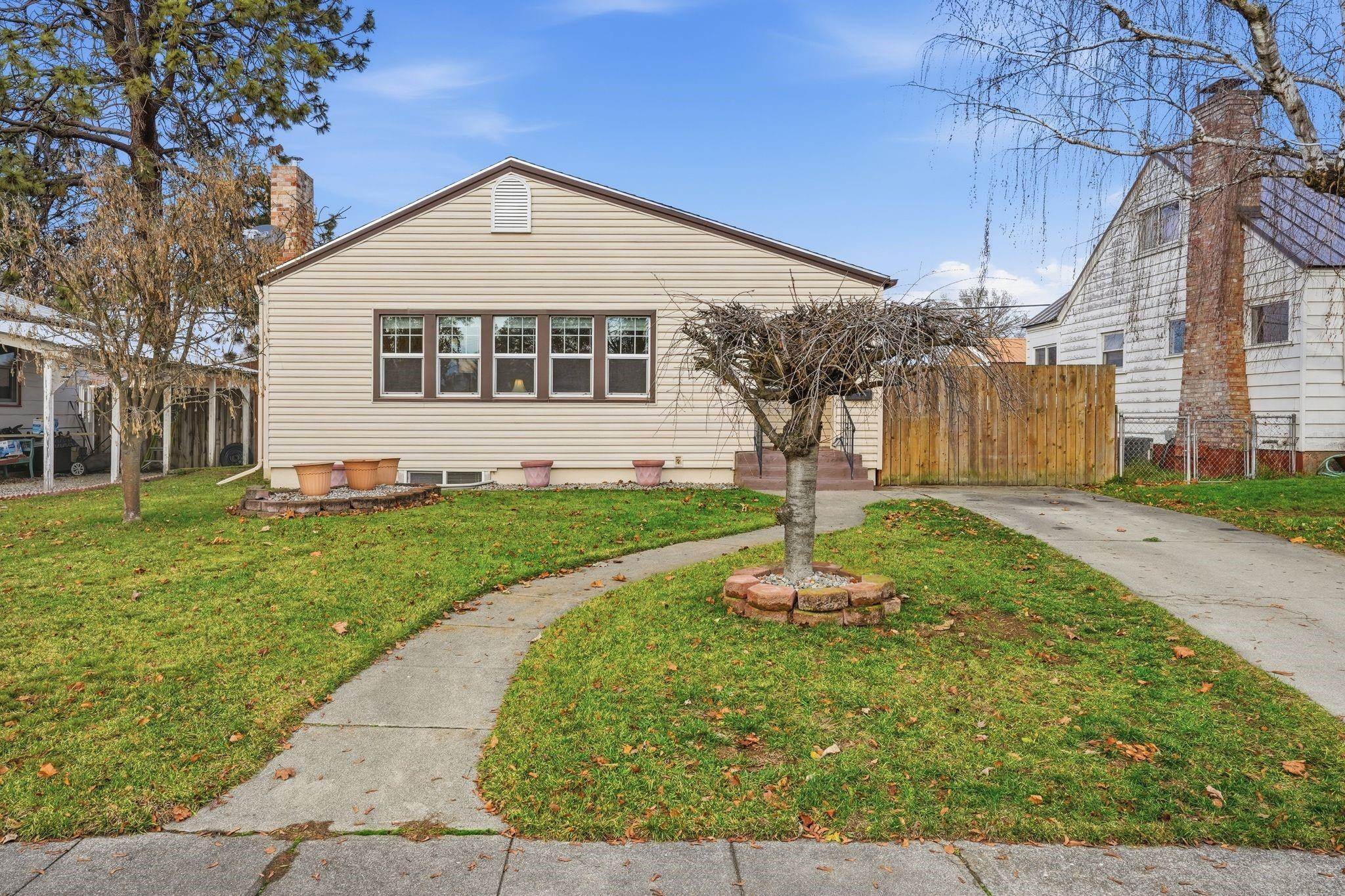 1023 E Queen Ave - Photo 3