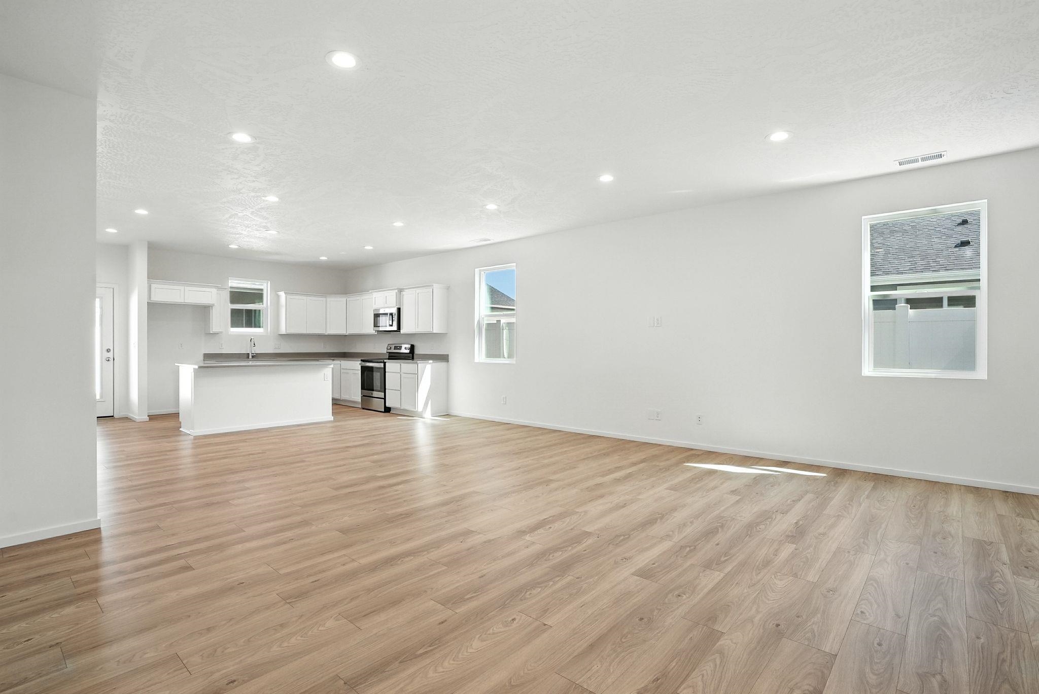1321 E 12th St - Photo 5