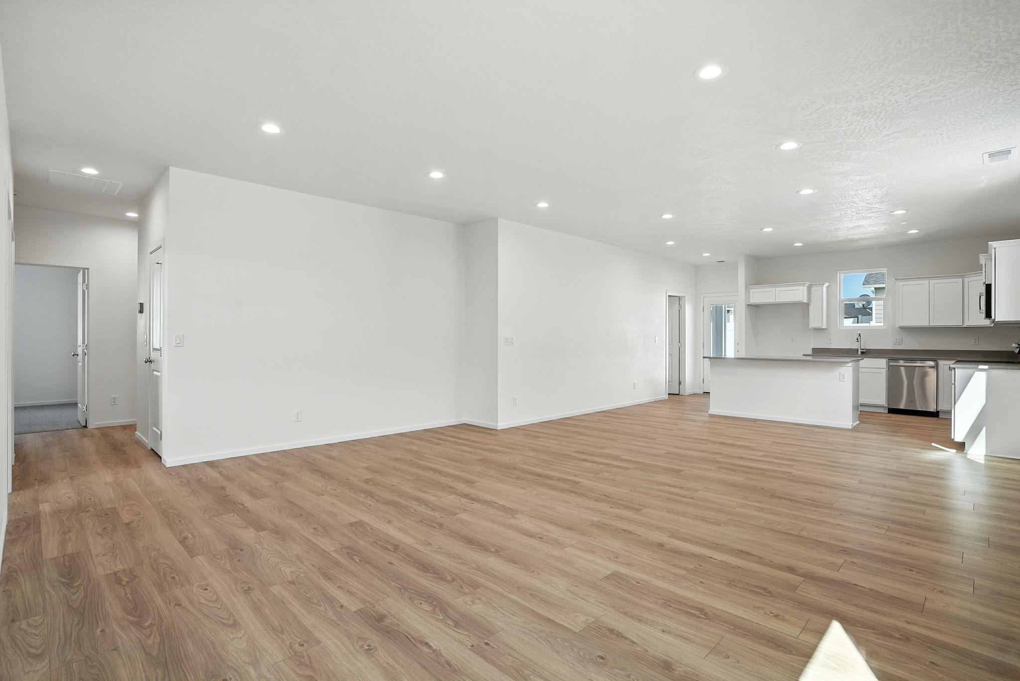 1321 E 12th St - Photo 6