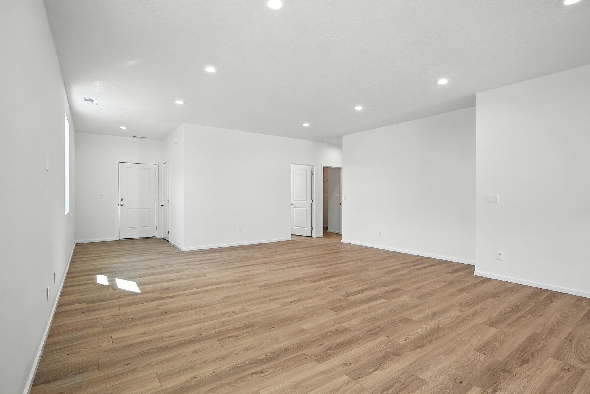 1321 E 12th St - Photo 7