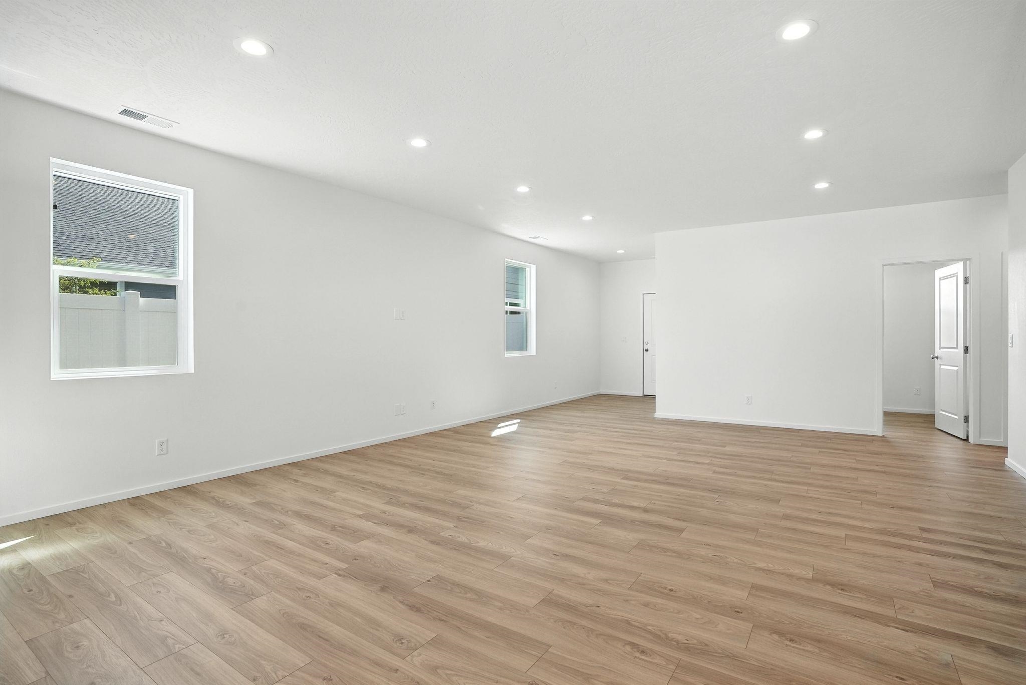 1321 E 12th St - Photo 8
