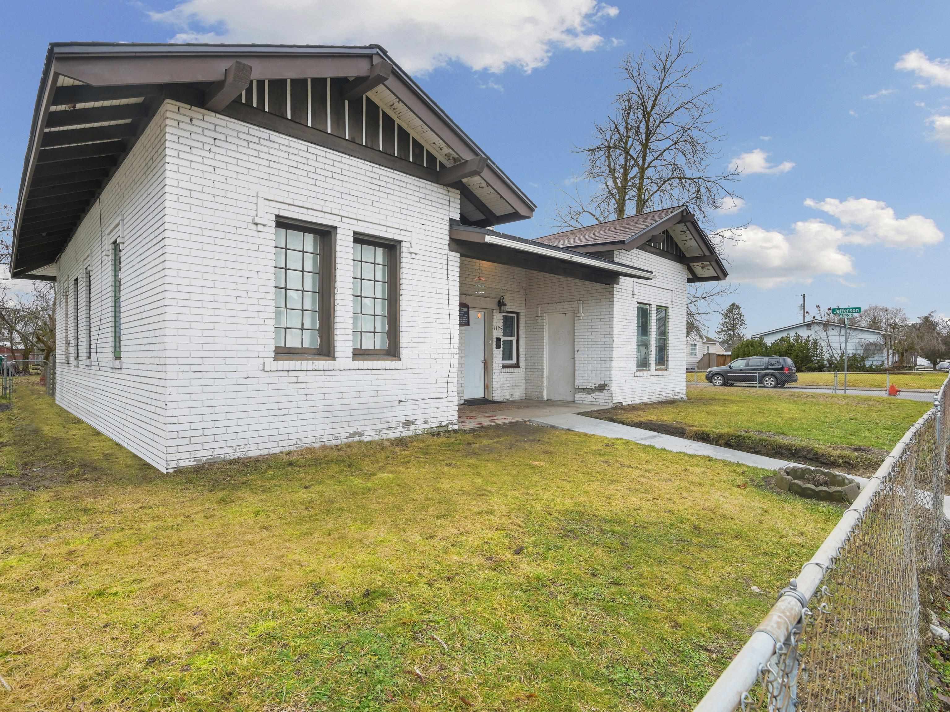1123 W Wabash Ave - Photo 3