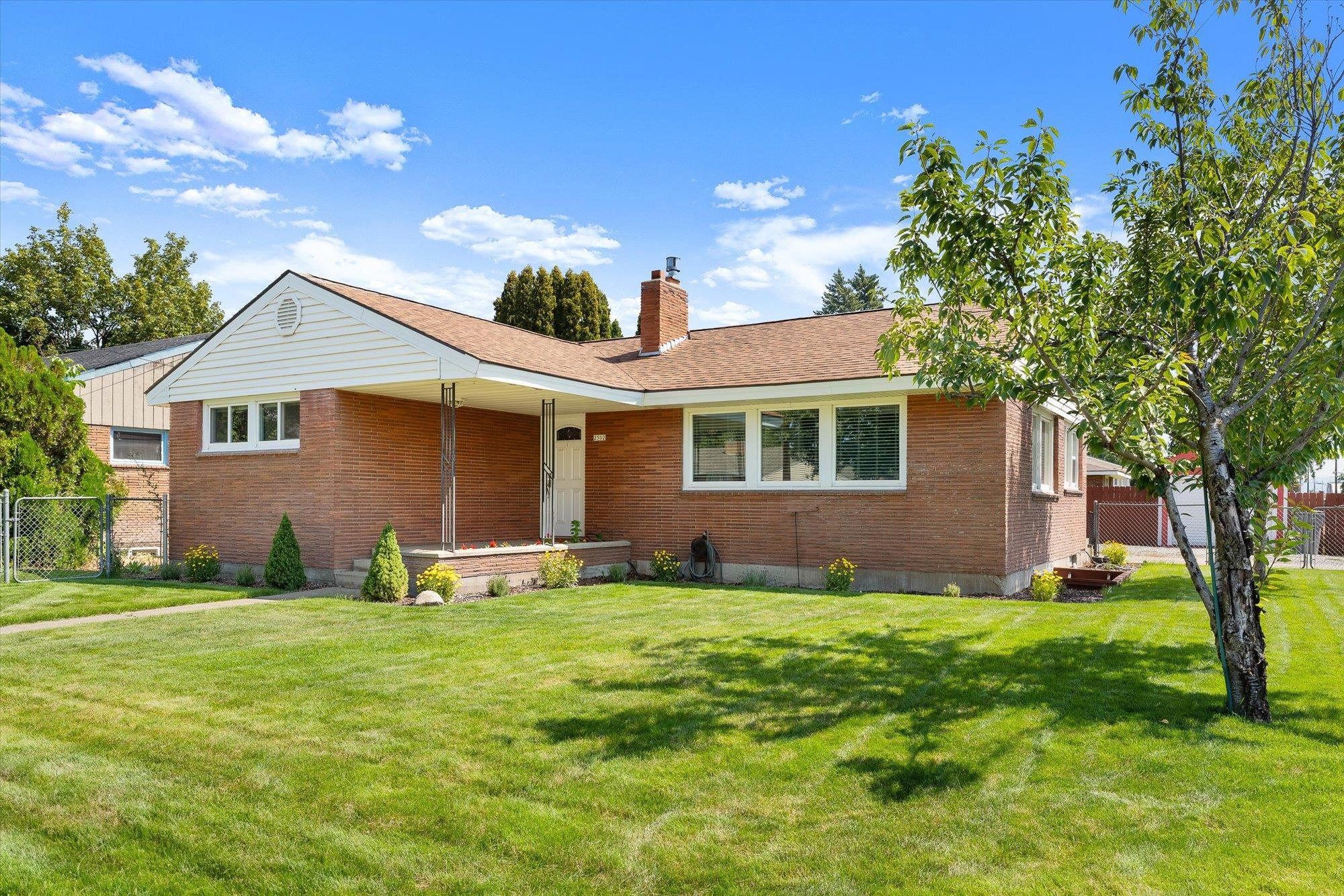 2502 N ELLA Rd - Photo 1