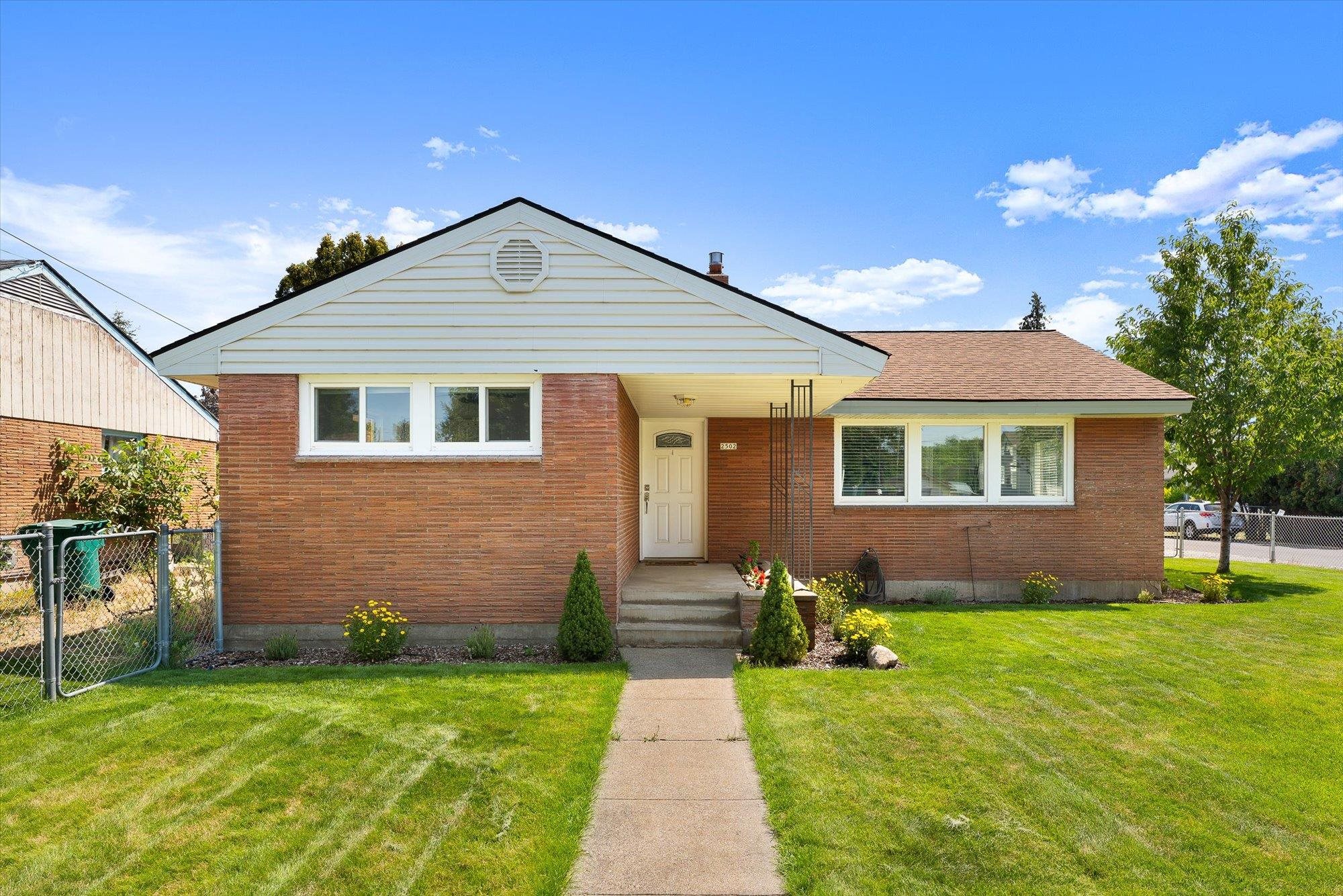 2502 N ELLA Rd - Photo 2