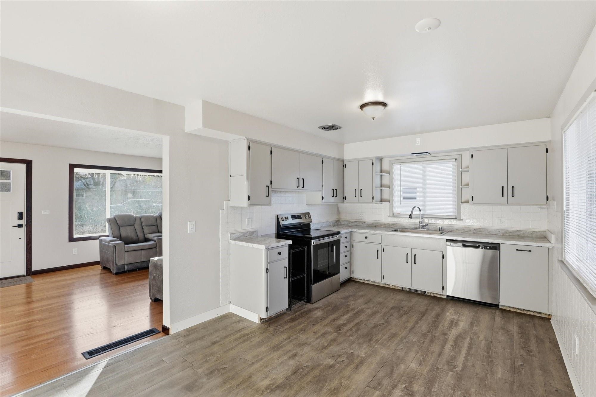 10811 E 7th Ave - Photo 9