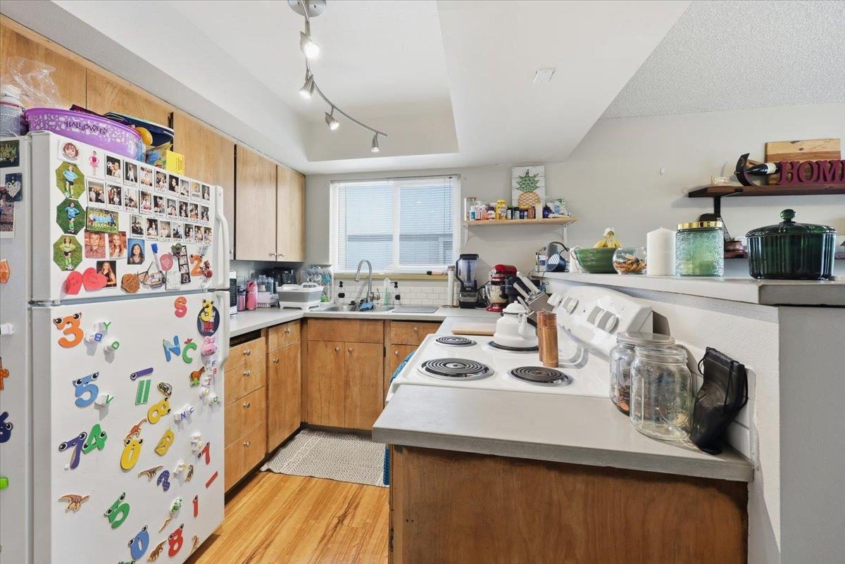 606 E 36th Ave - Photo 8