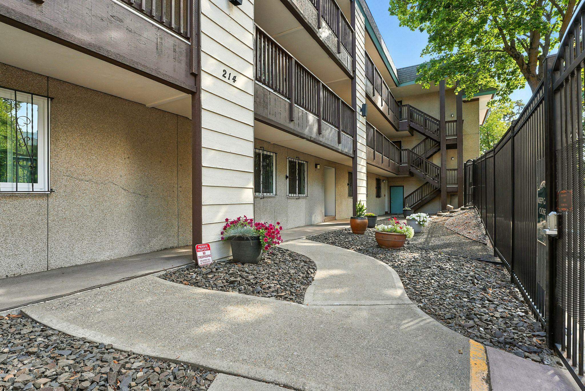 214 W 6th Ave - Photo 7
