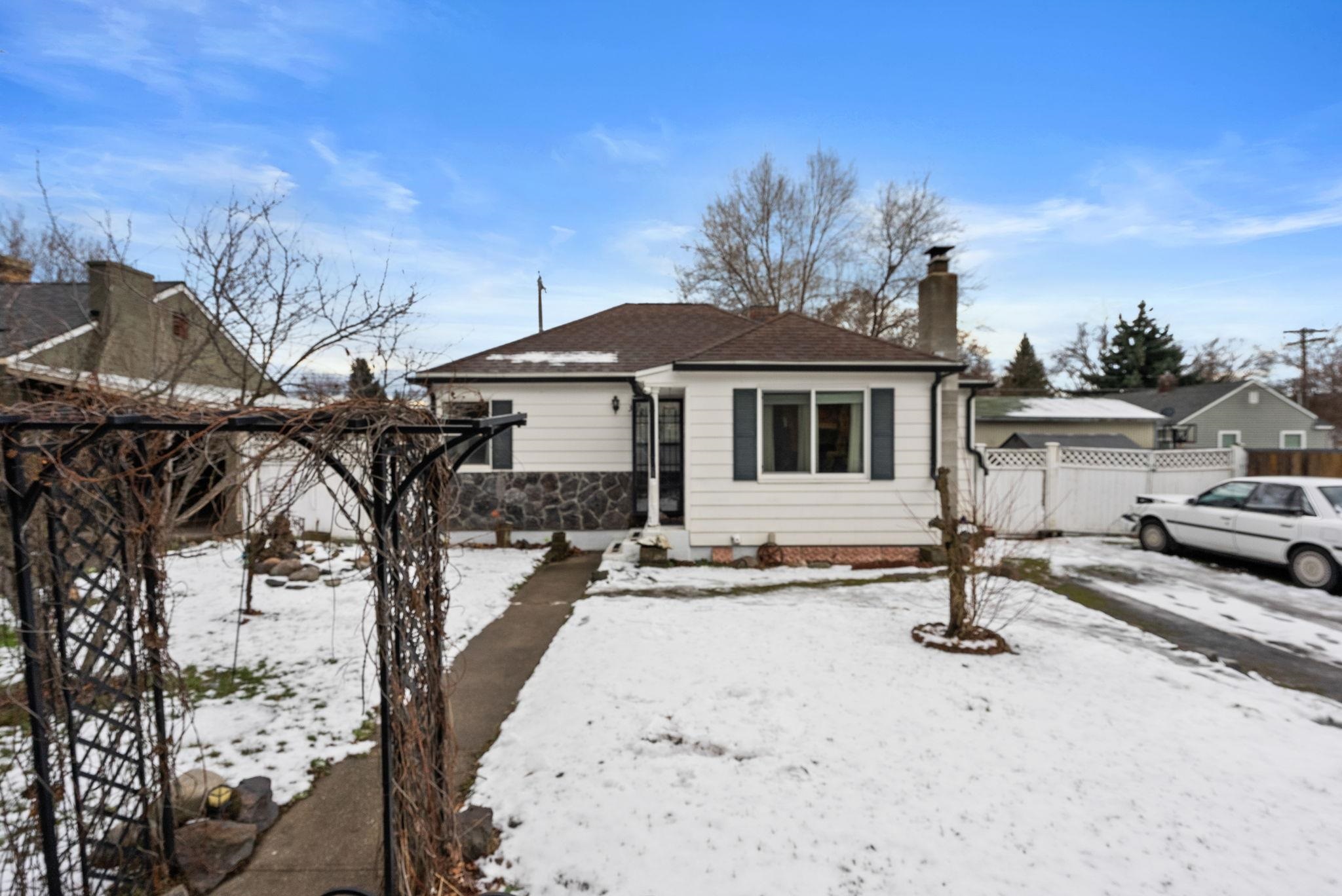 302 E Hawthorne Rd - Photo 3