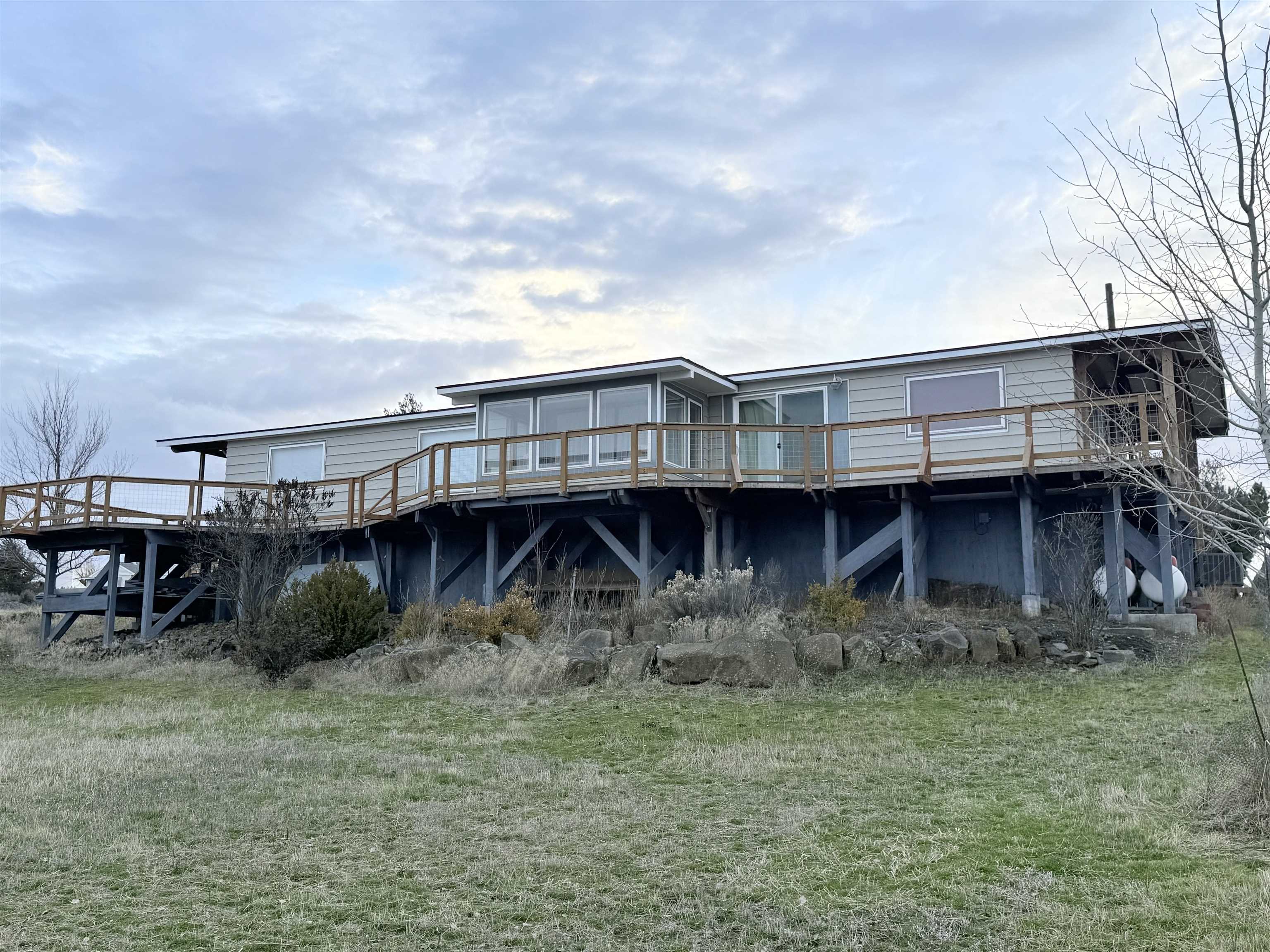 411 SW College Ave - Photo 1