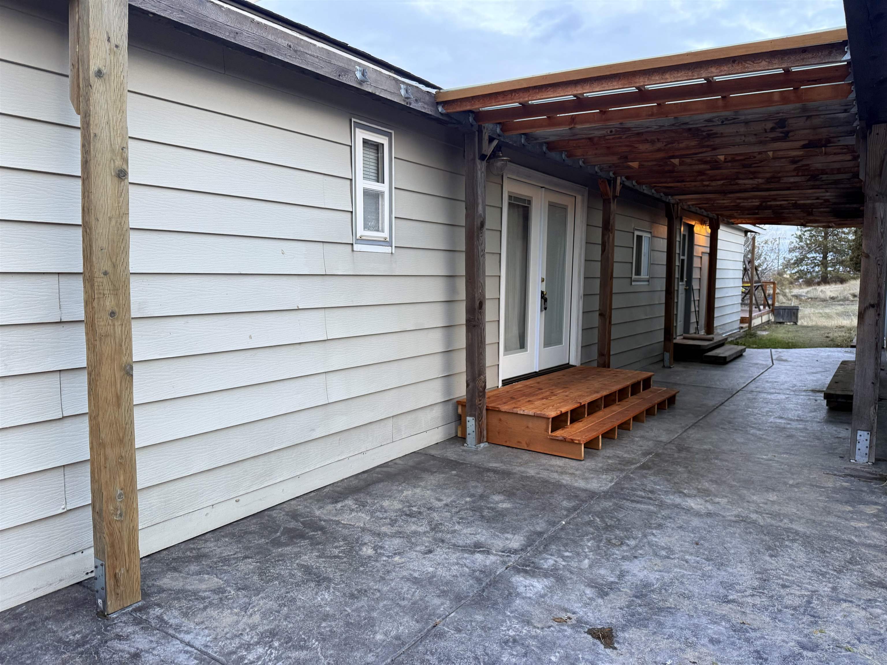 411 SW College Ave - Photo 3