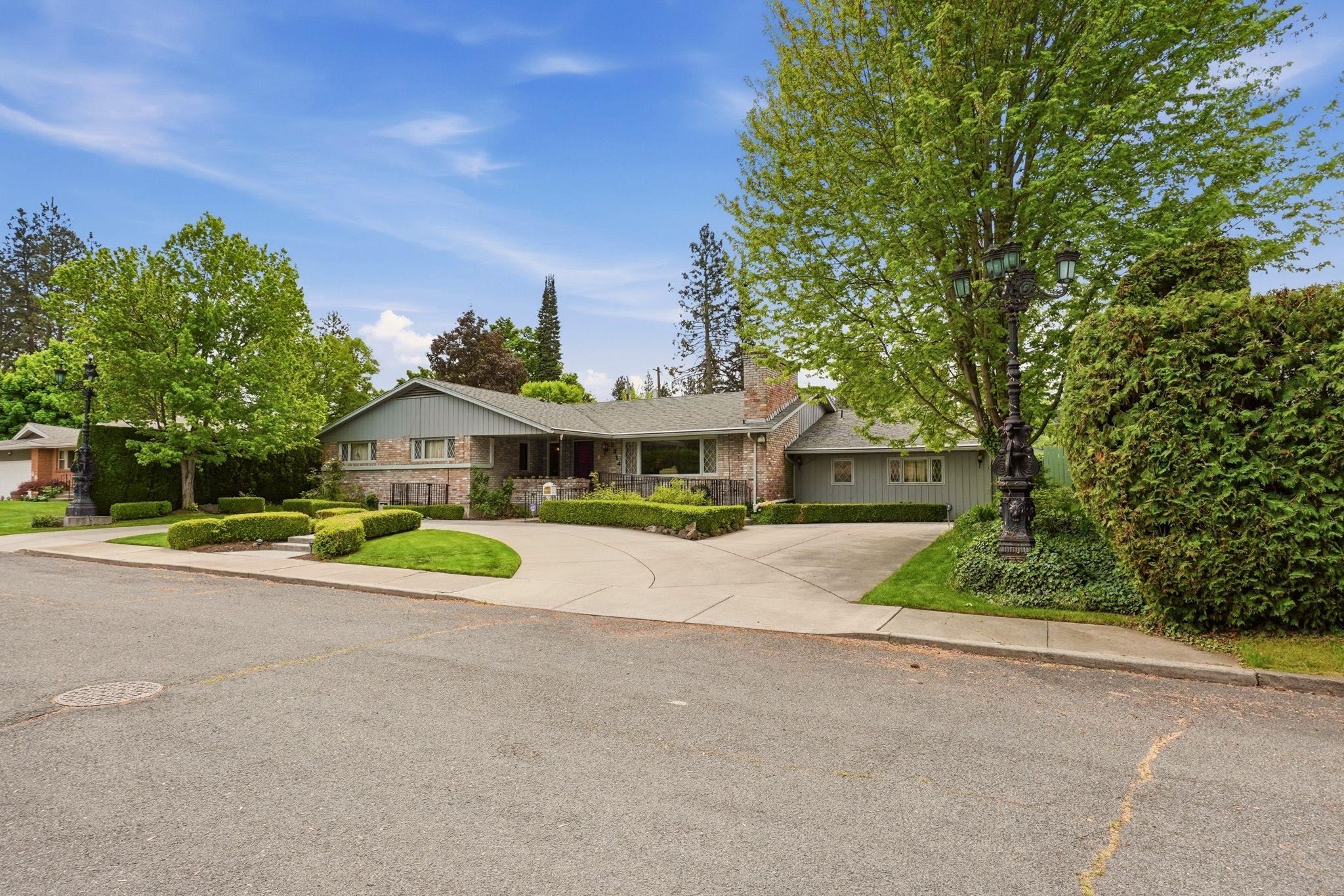 2214 E 36th Ave - Photo 2