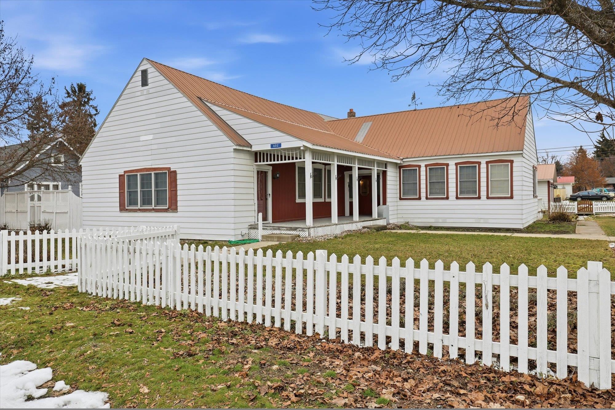 602 W King Ave - Photo 1