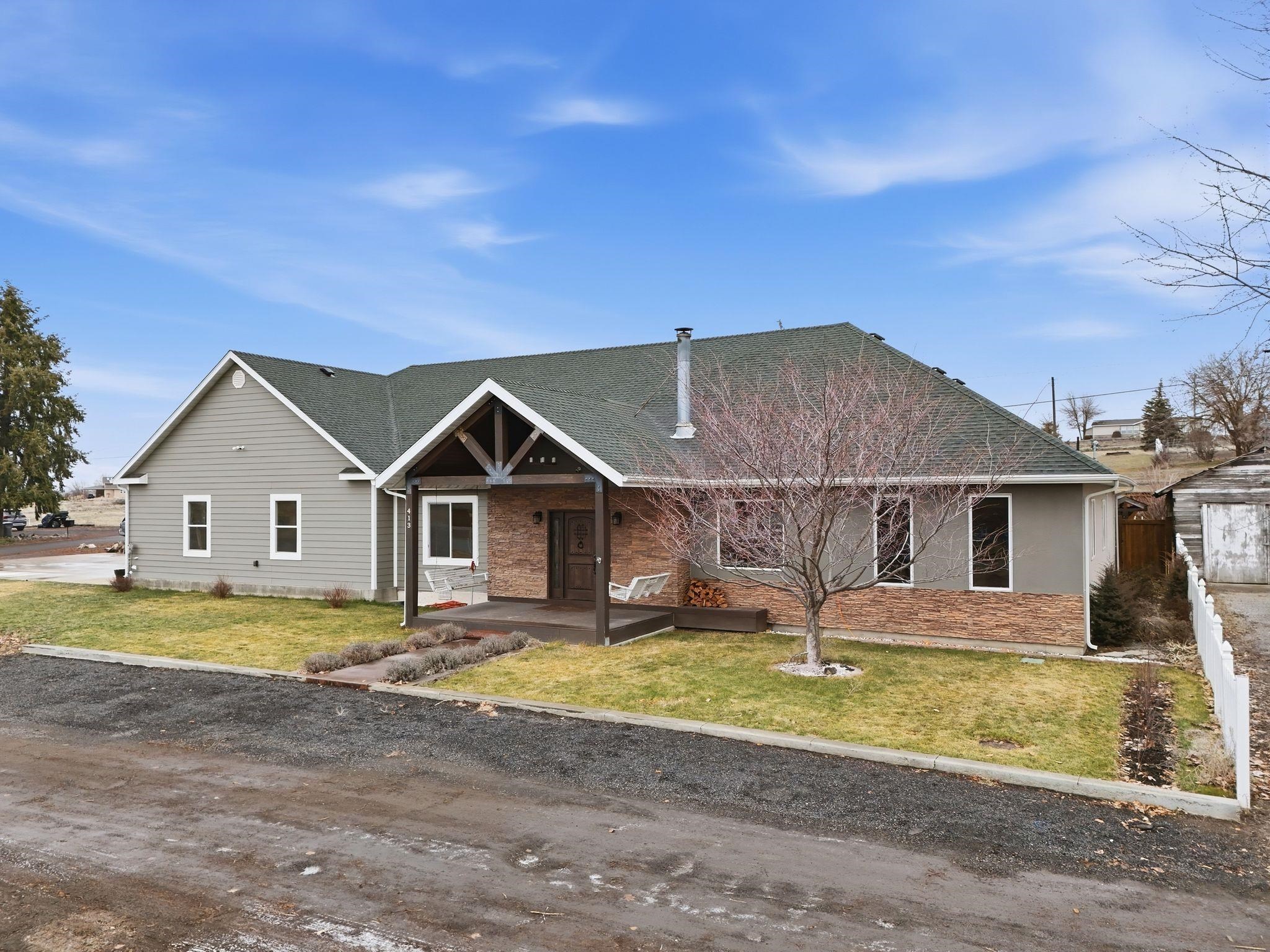 413 NW Dellah Ave - Photo 1