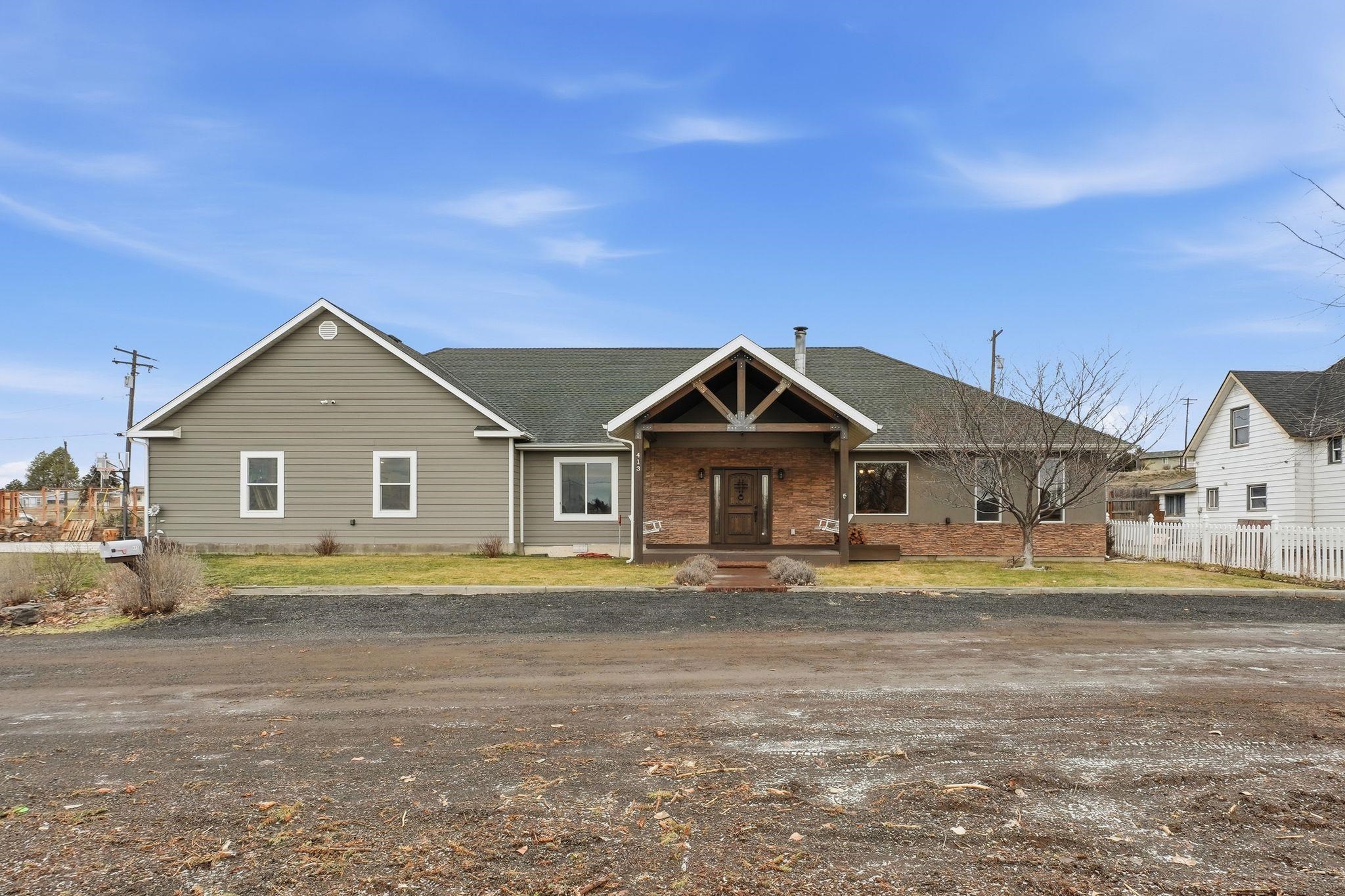 413 NW Dellah Ave - Photo 2