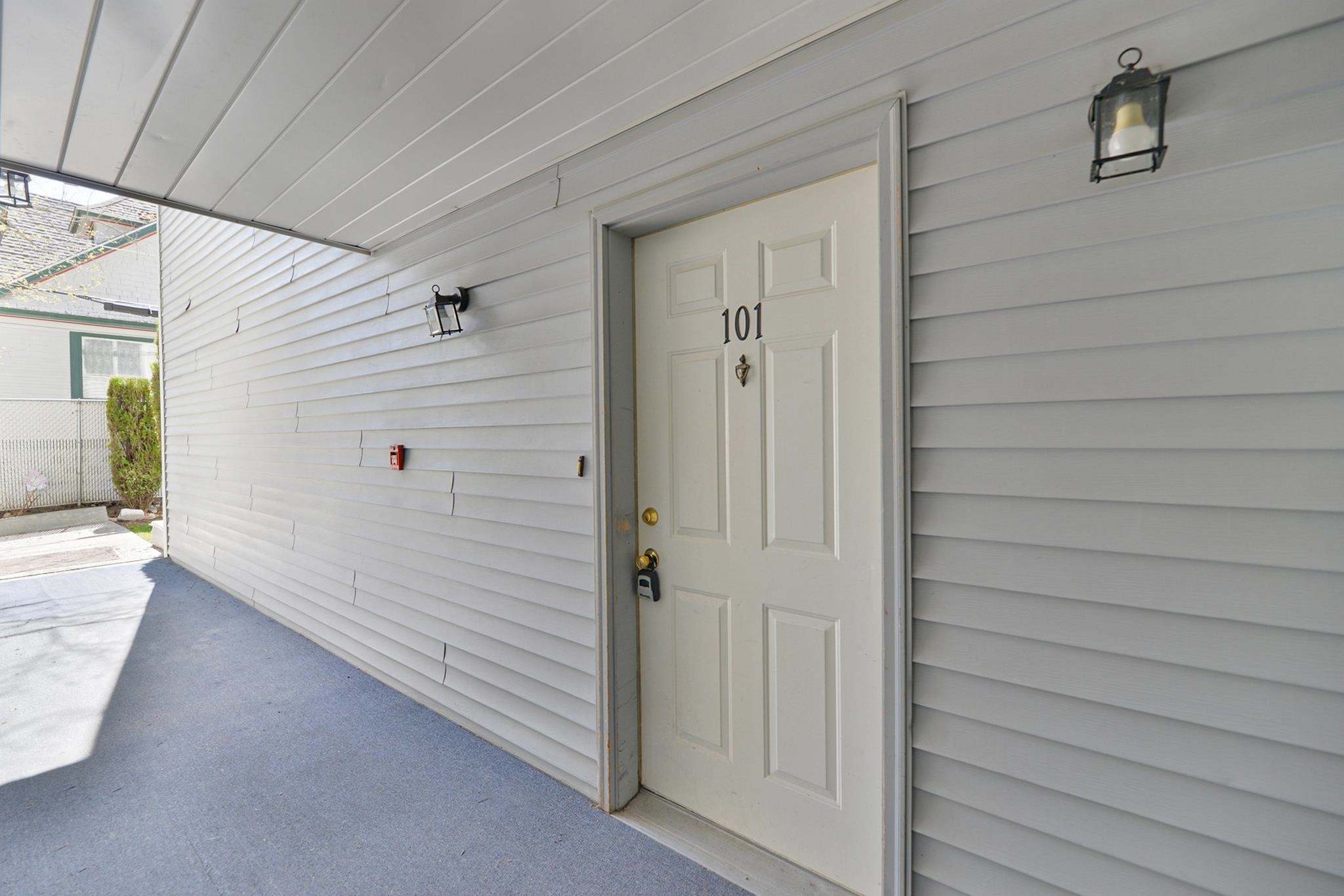 912 W Lincoln Pl - Photo 2
