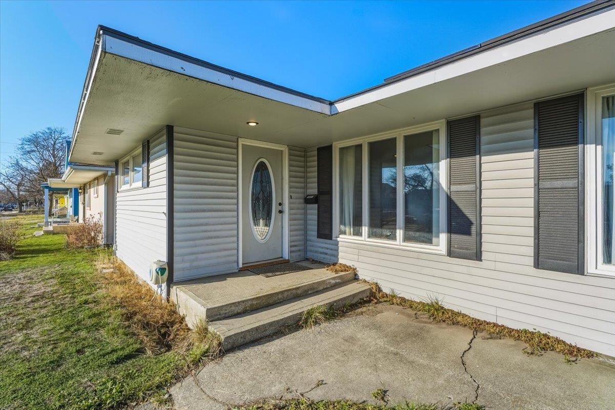 1527 E Bridgeport Ave - Photo 3