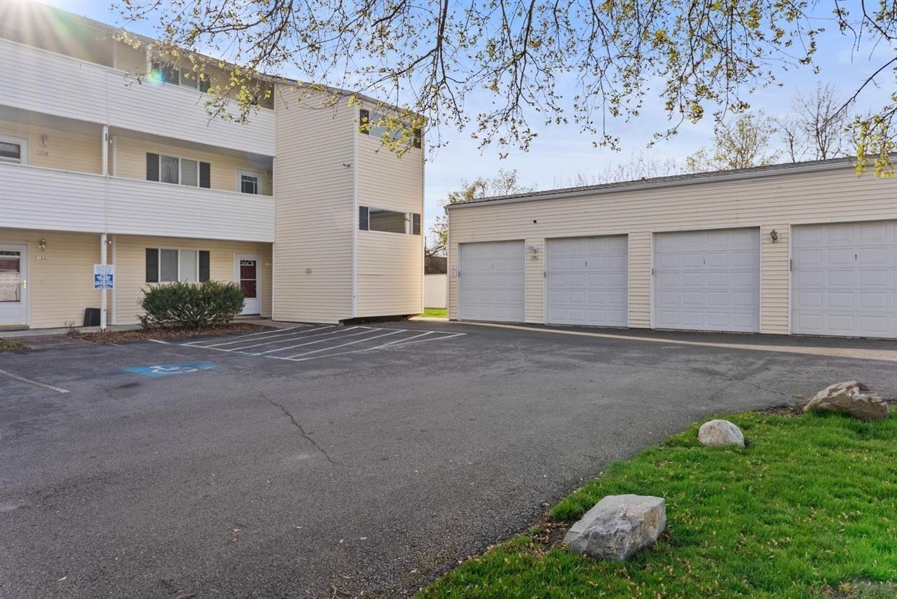 222 N Hutchinson Rd - Photo 18