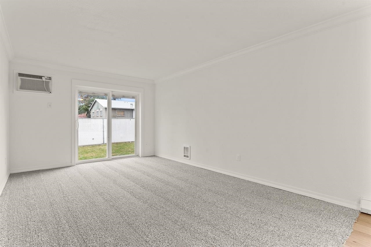 222 N Hutchinson Rd - Photo 3