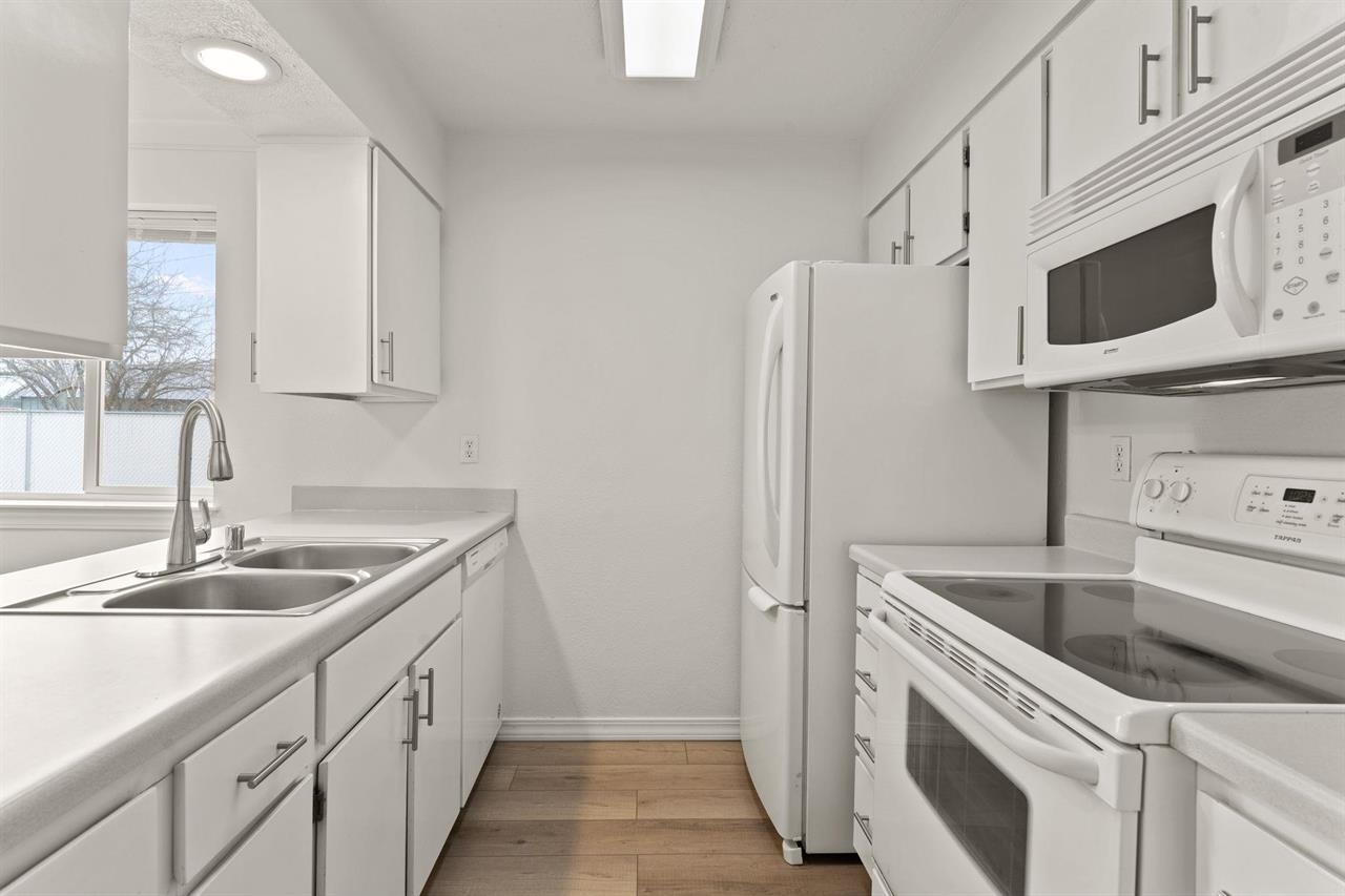 222 N Hutchinson Rd - Photo 4