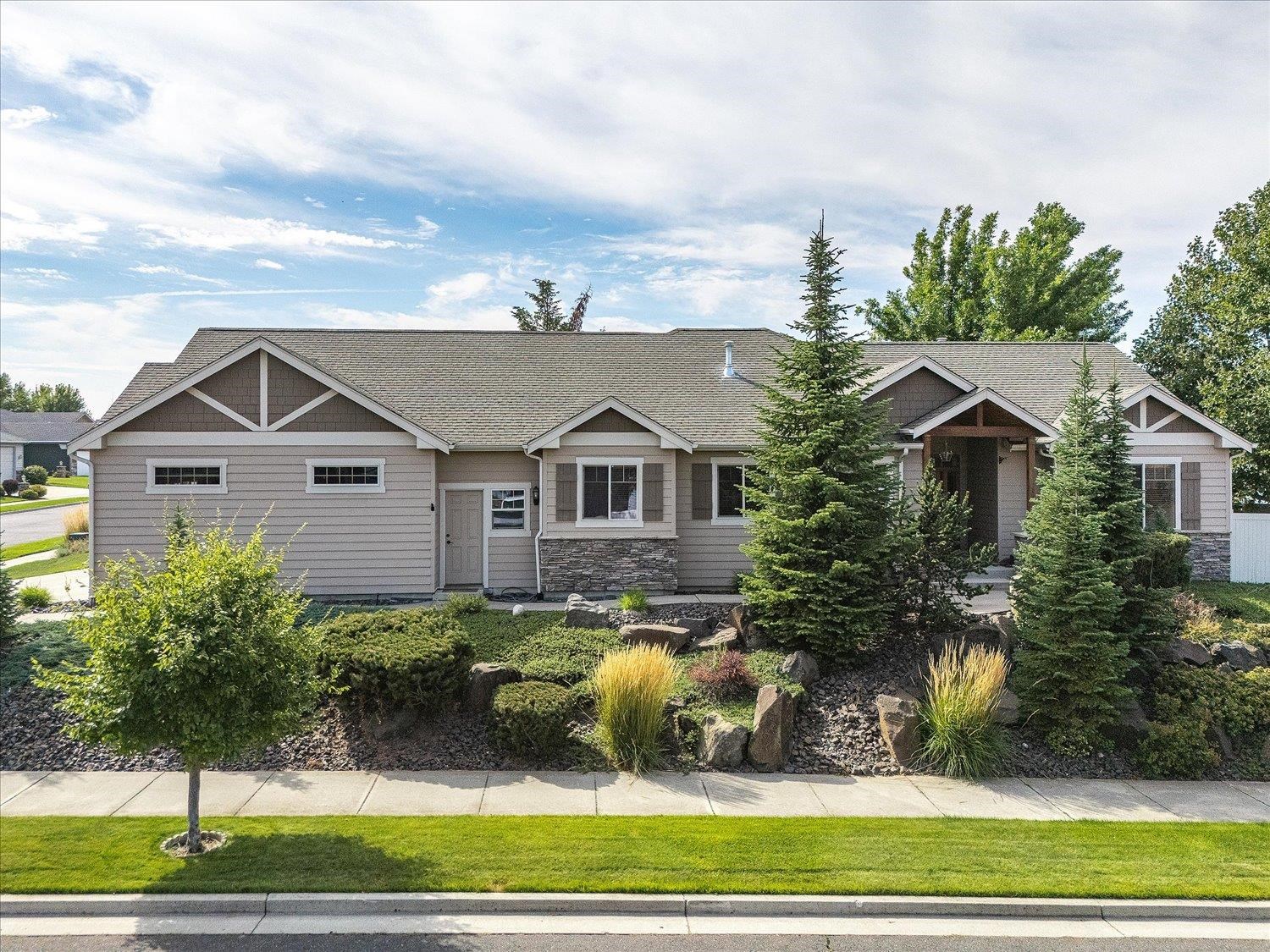 2609 W Hawthorne Rd - Photo 1