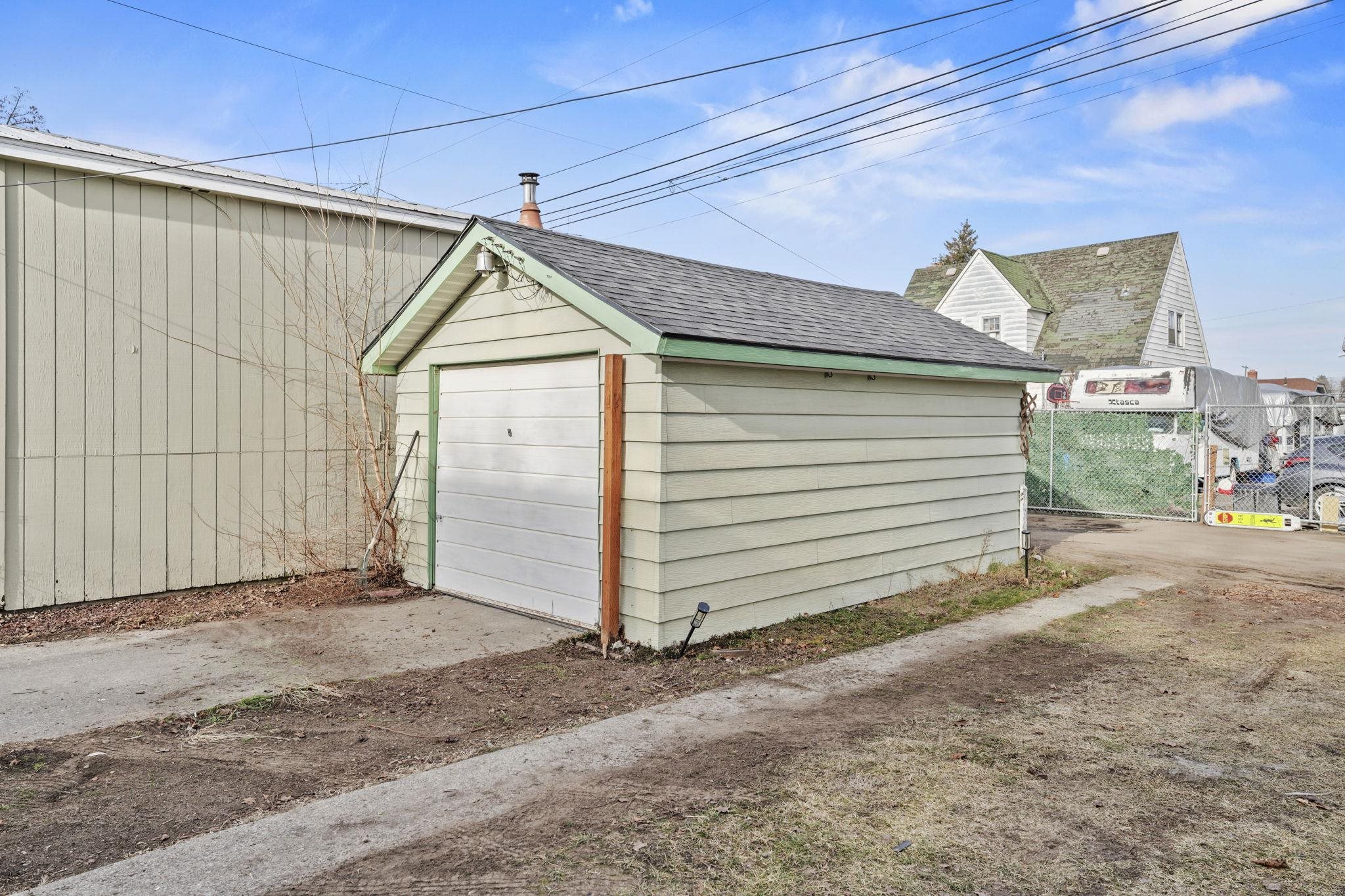 407 E HOFFMAN Ave - Photo 4