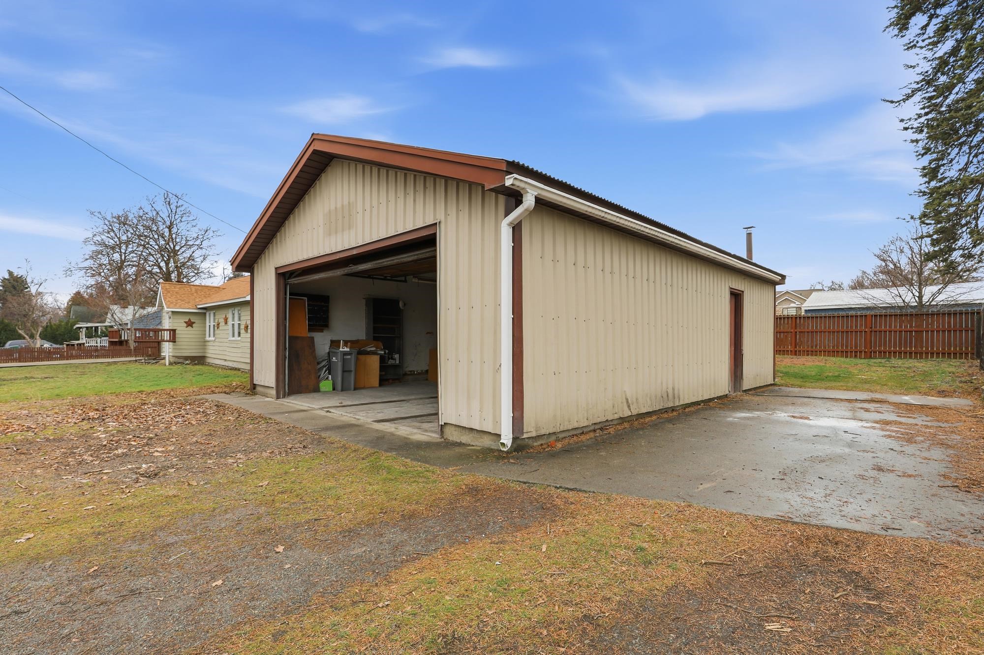 605 S Bowdish Rd - Photo 2