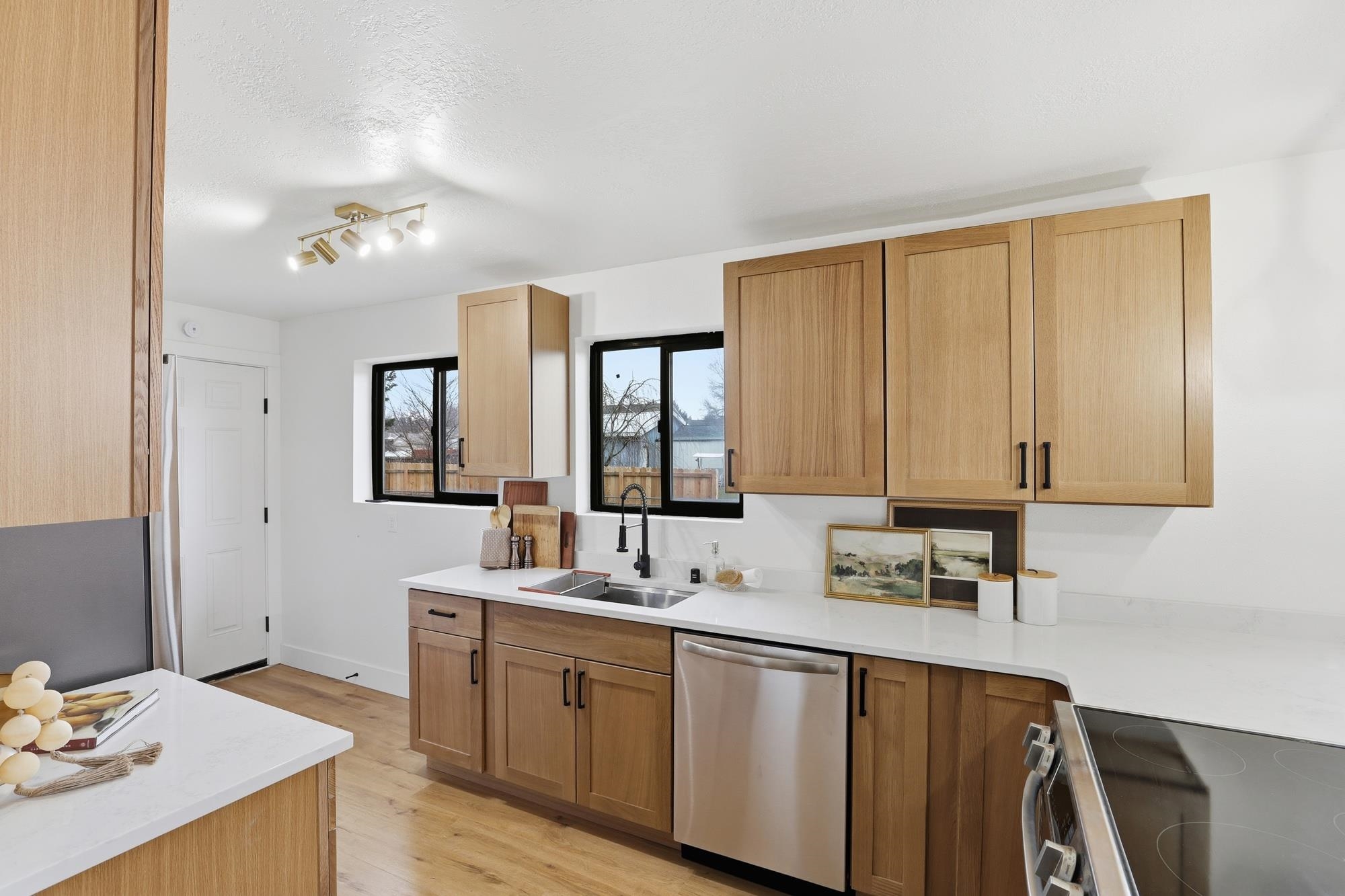 605 S Bowdish Rd - Photo 11