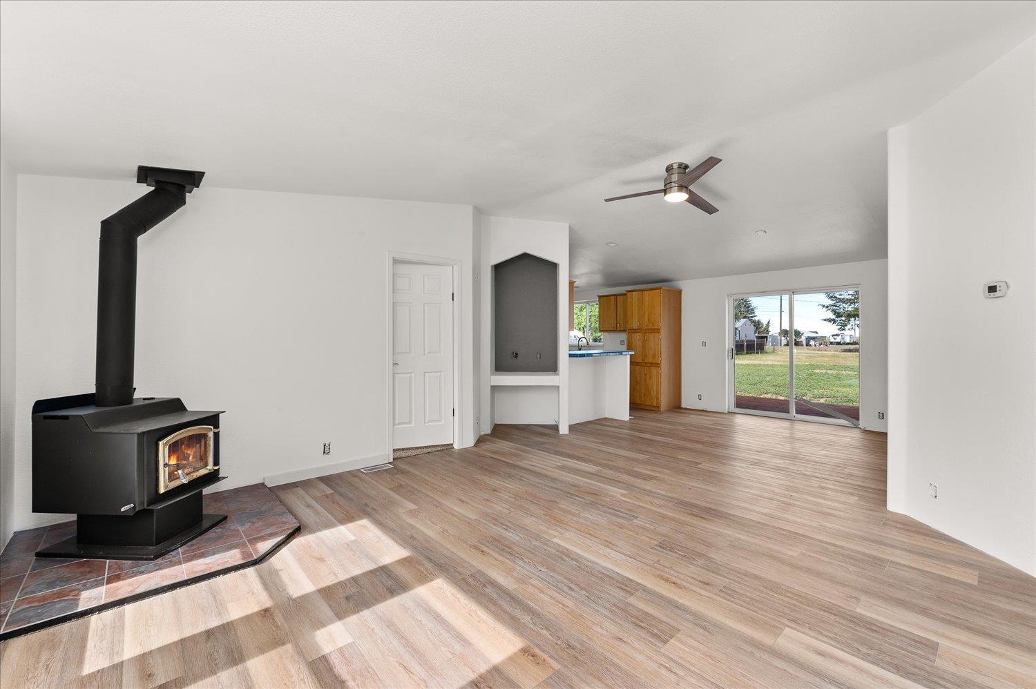 255 SW Railroad St - Photo 8