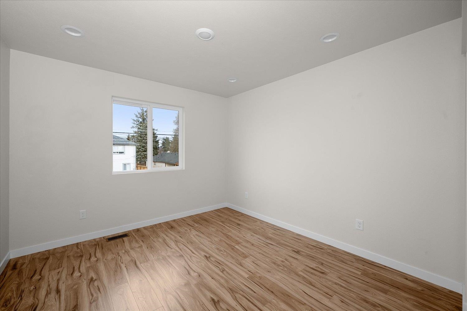 2401 E Longfellow Ave - Photo 13