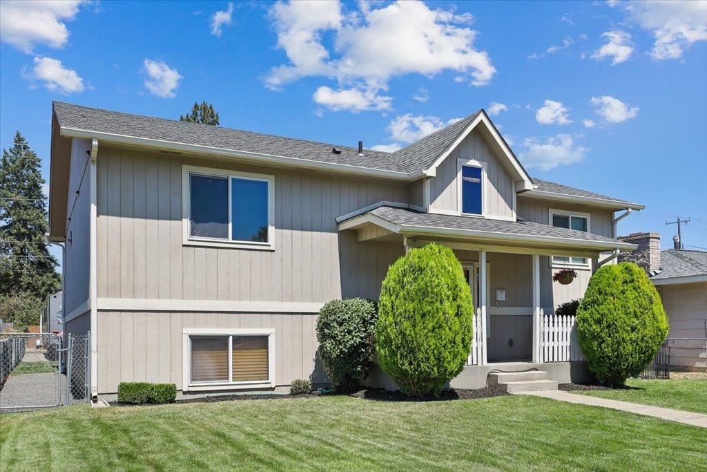1113 E Rowan Ave - Photo 1
