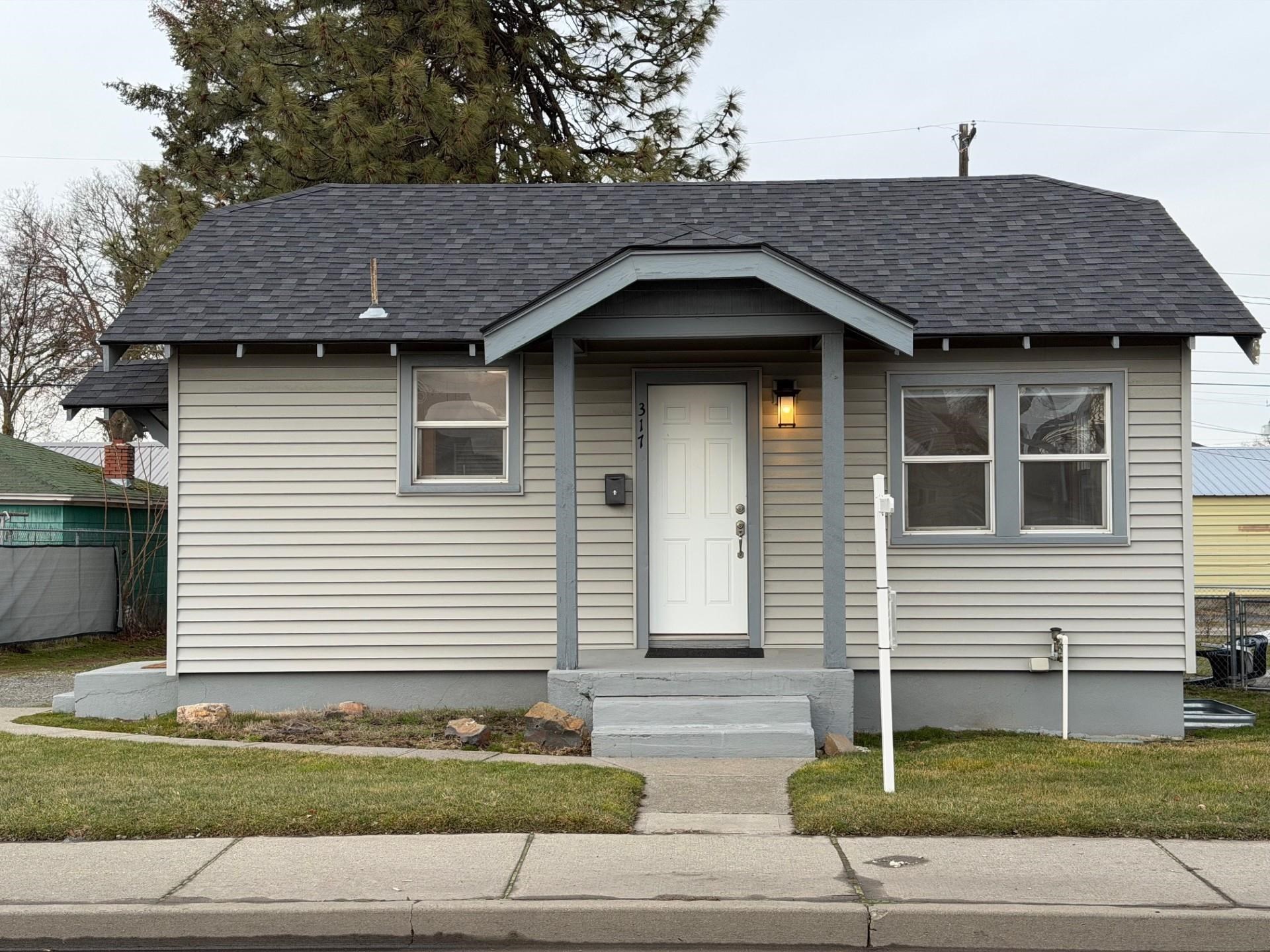 317 E WELLESLEY Ave - Photo 1