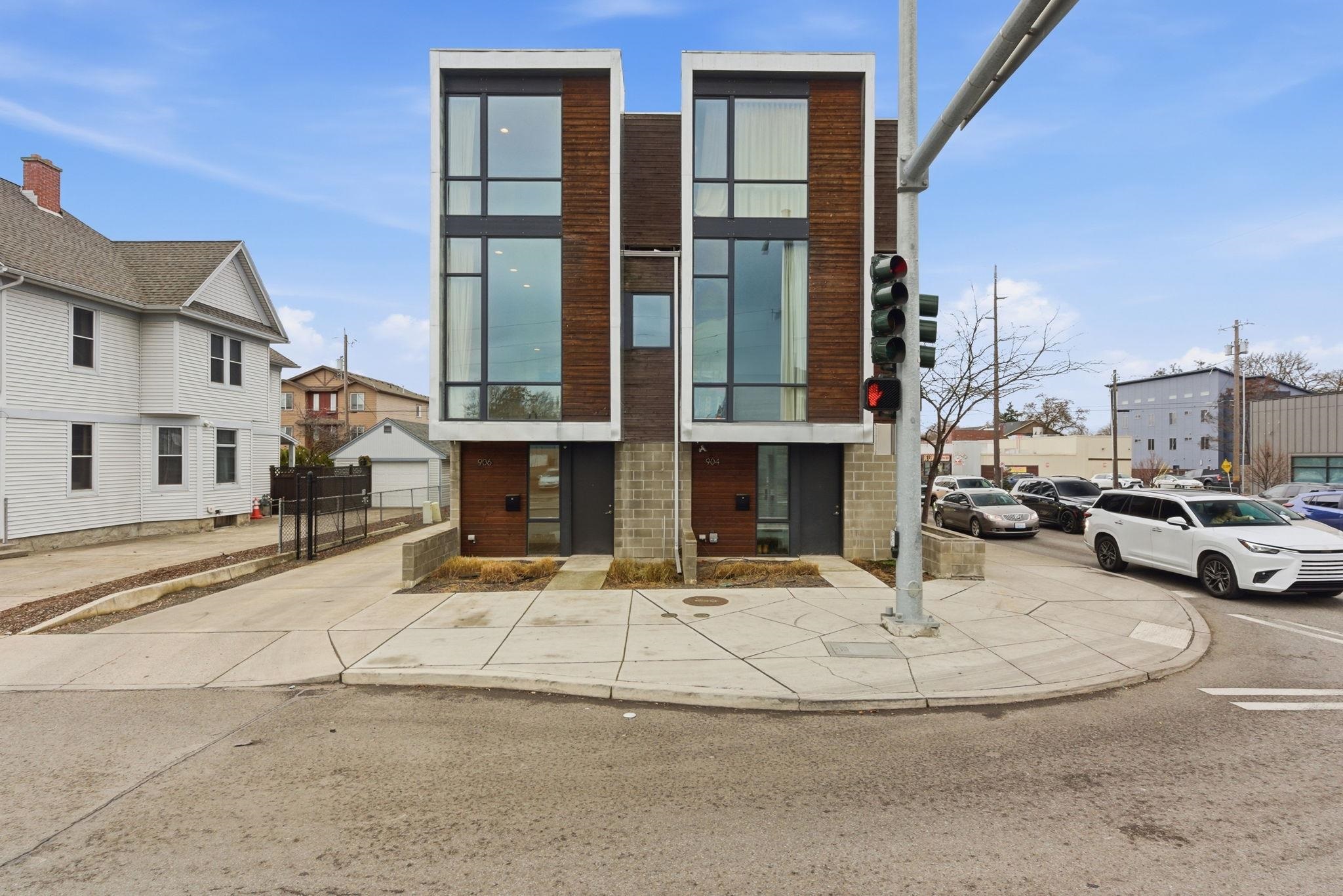 904 E Indiana Ave - Photo 1